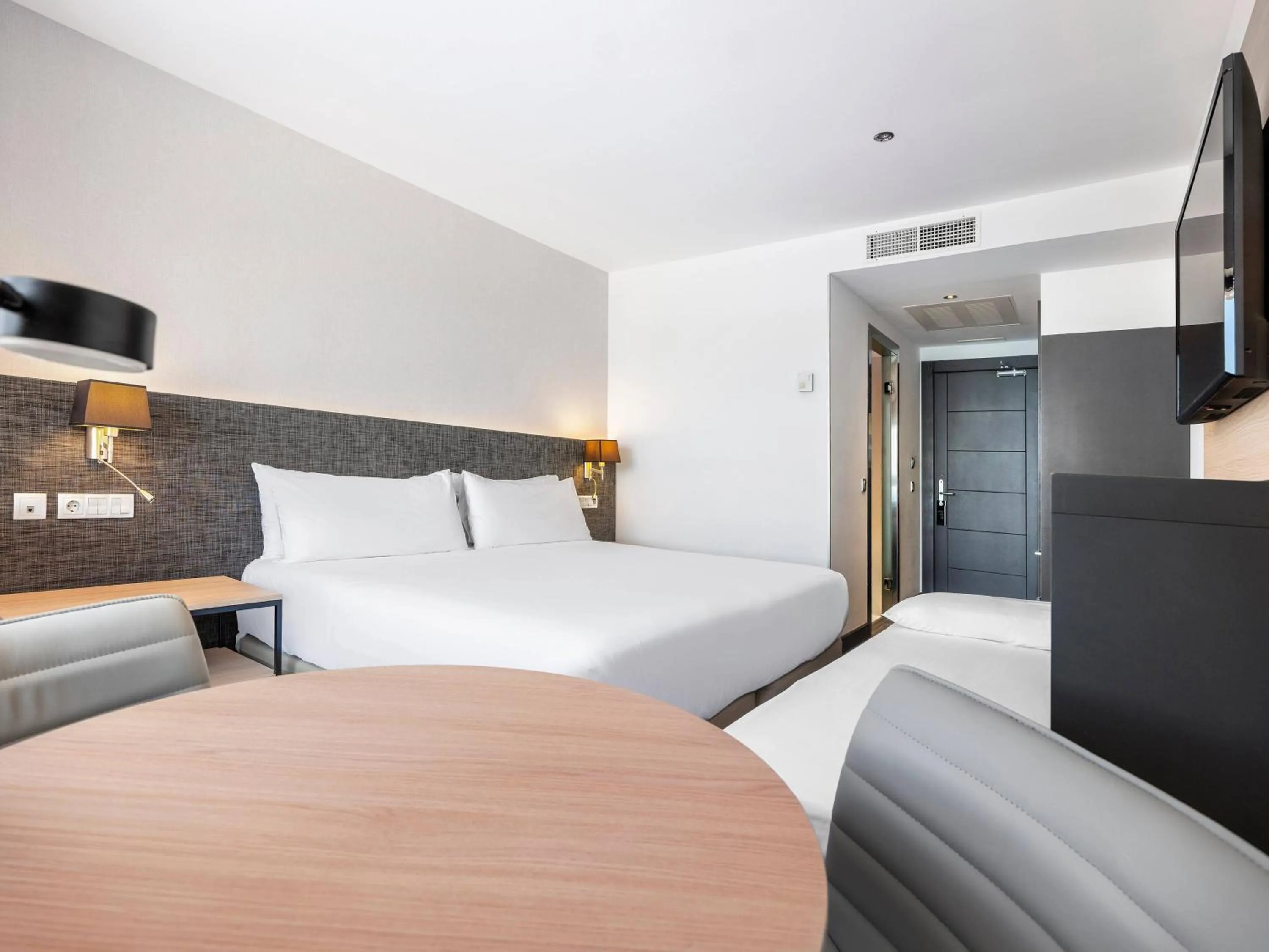 Property building, Bed in Hotel Cádiz Paseo del Mar Affiliated by Meliá