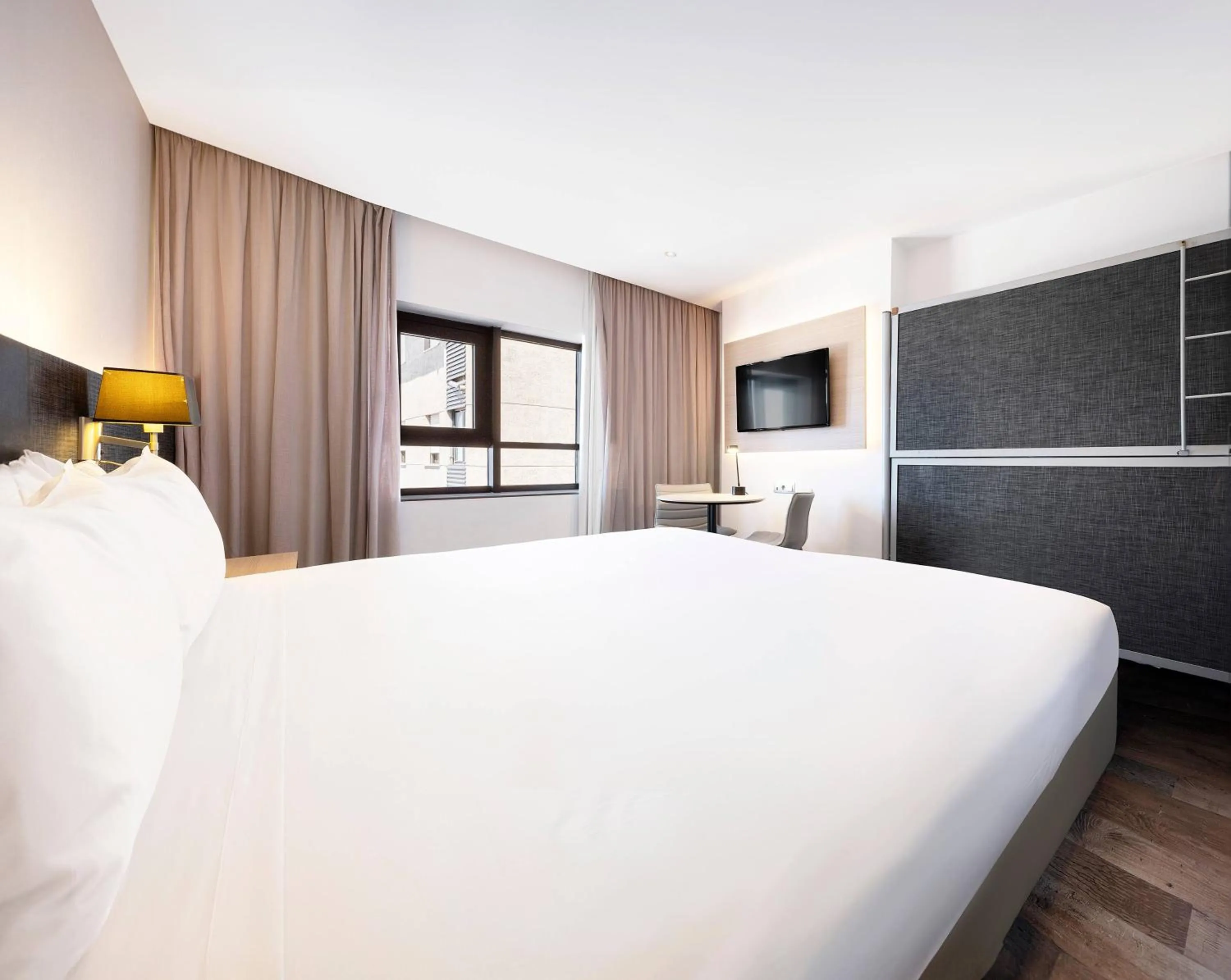 Bed in Hotel Cádiz Paseo del Mar Affiliated by Meliá