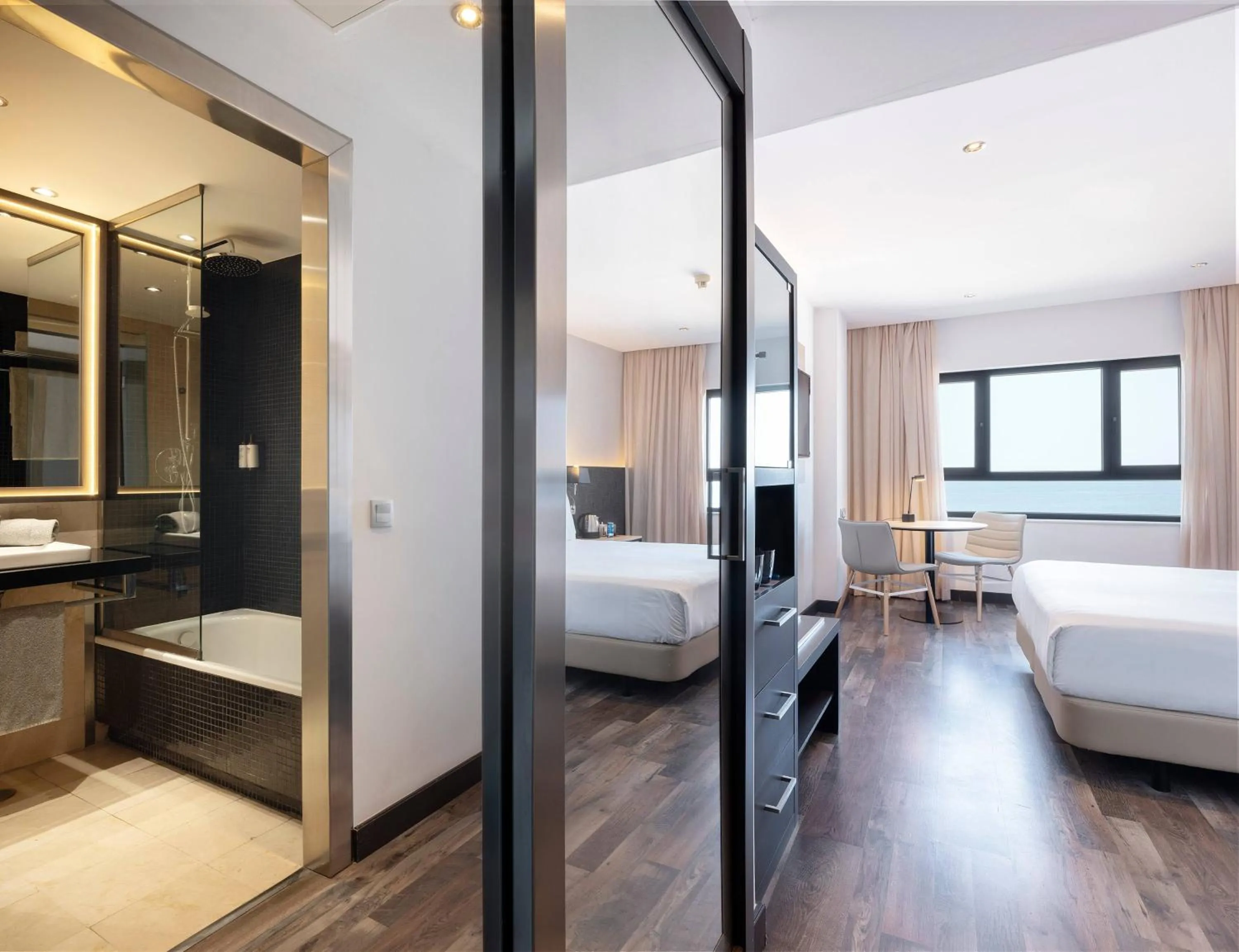 Property building, Bed in Hotel Cádiz Paseo del Mar Affiliated by Meliá