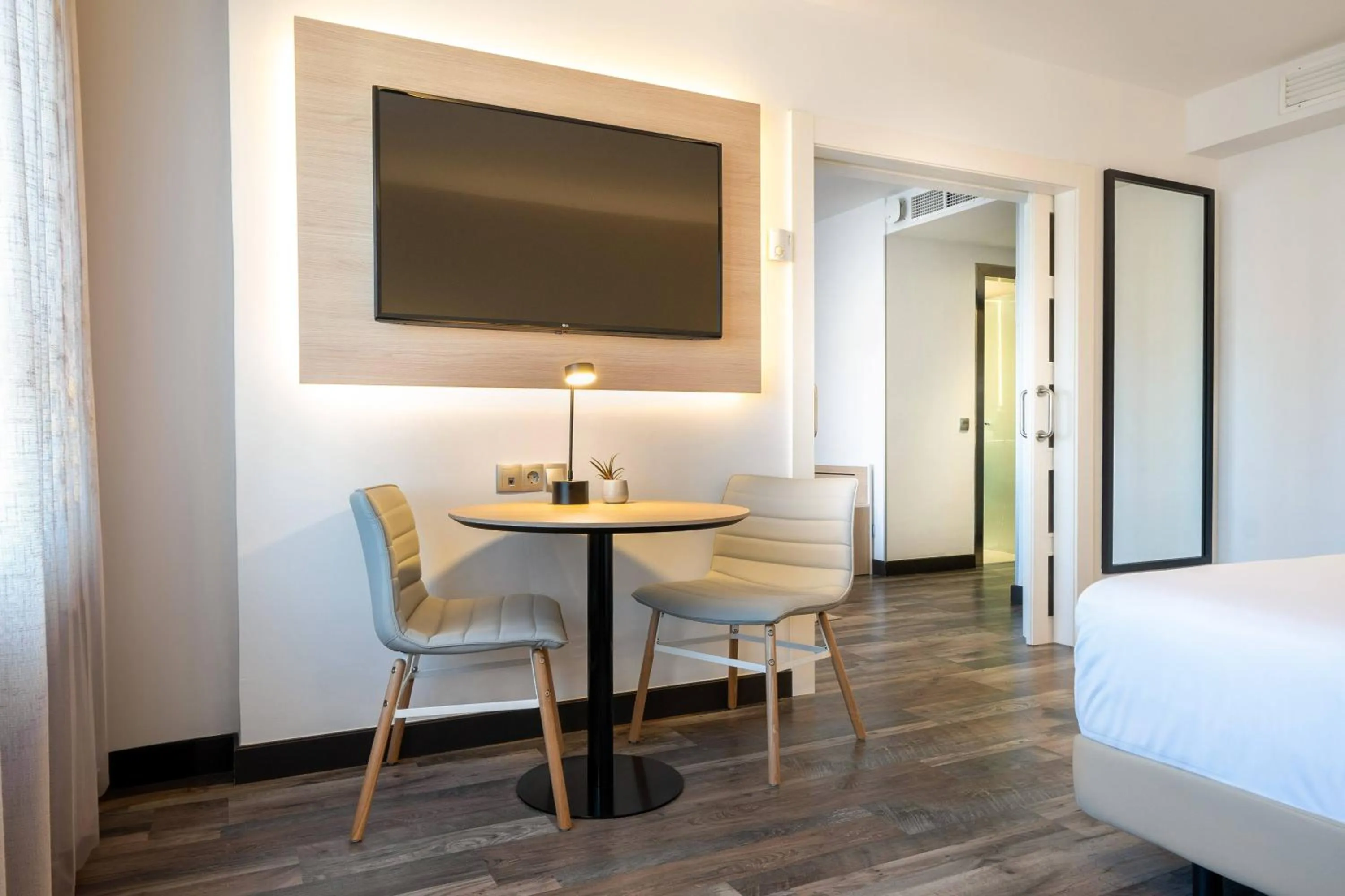 Property building, Bed in Hotel Cádiz Paseo del Mar Affiliated by Meliá