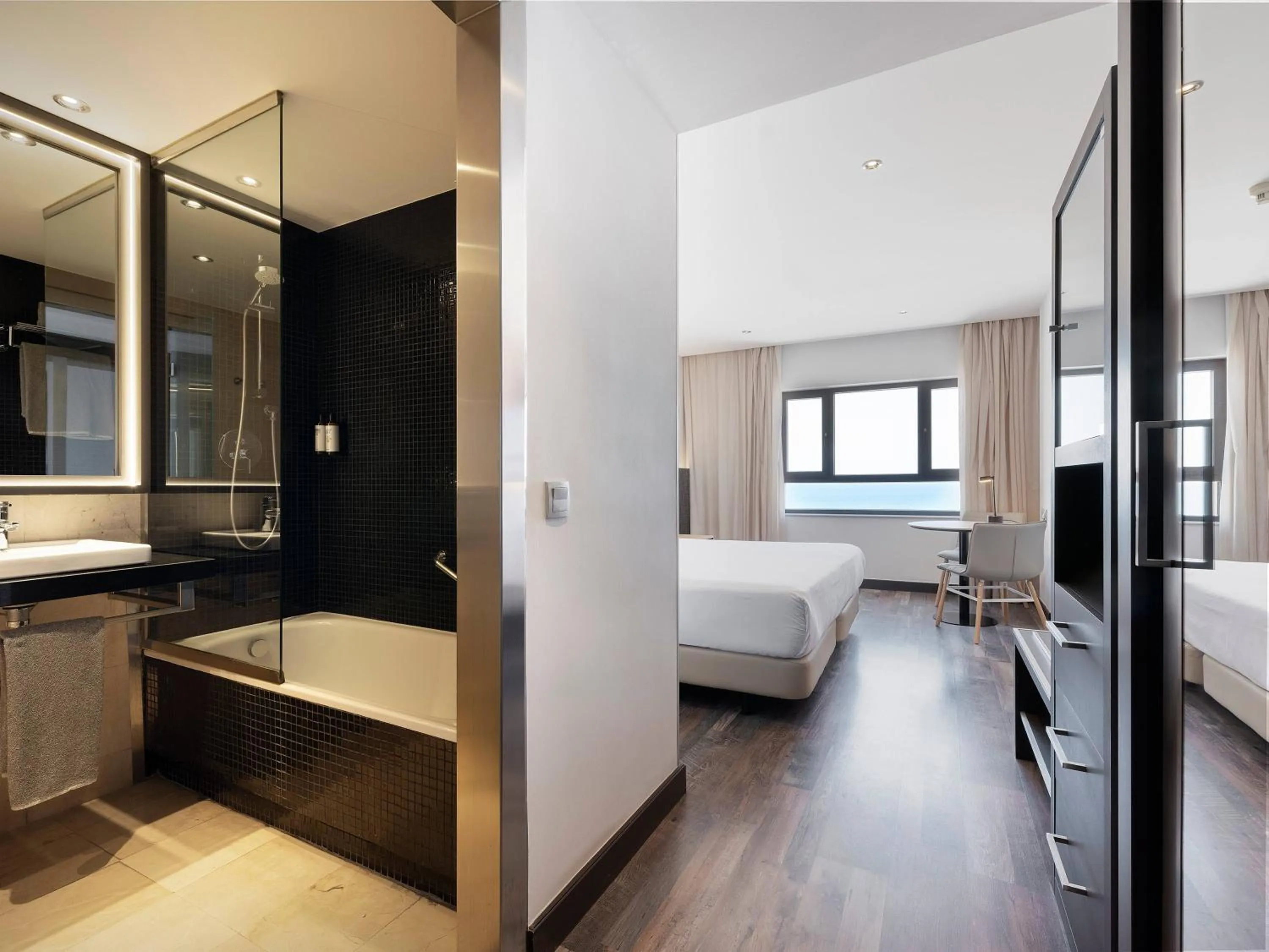 Property building, Bed in Hotel Cádiz Paseo del Mar Affiliated by Meliá