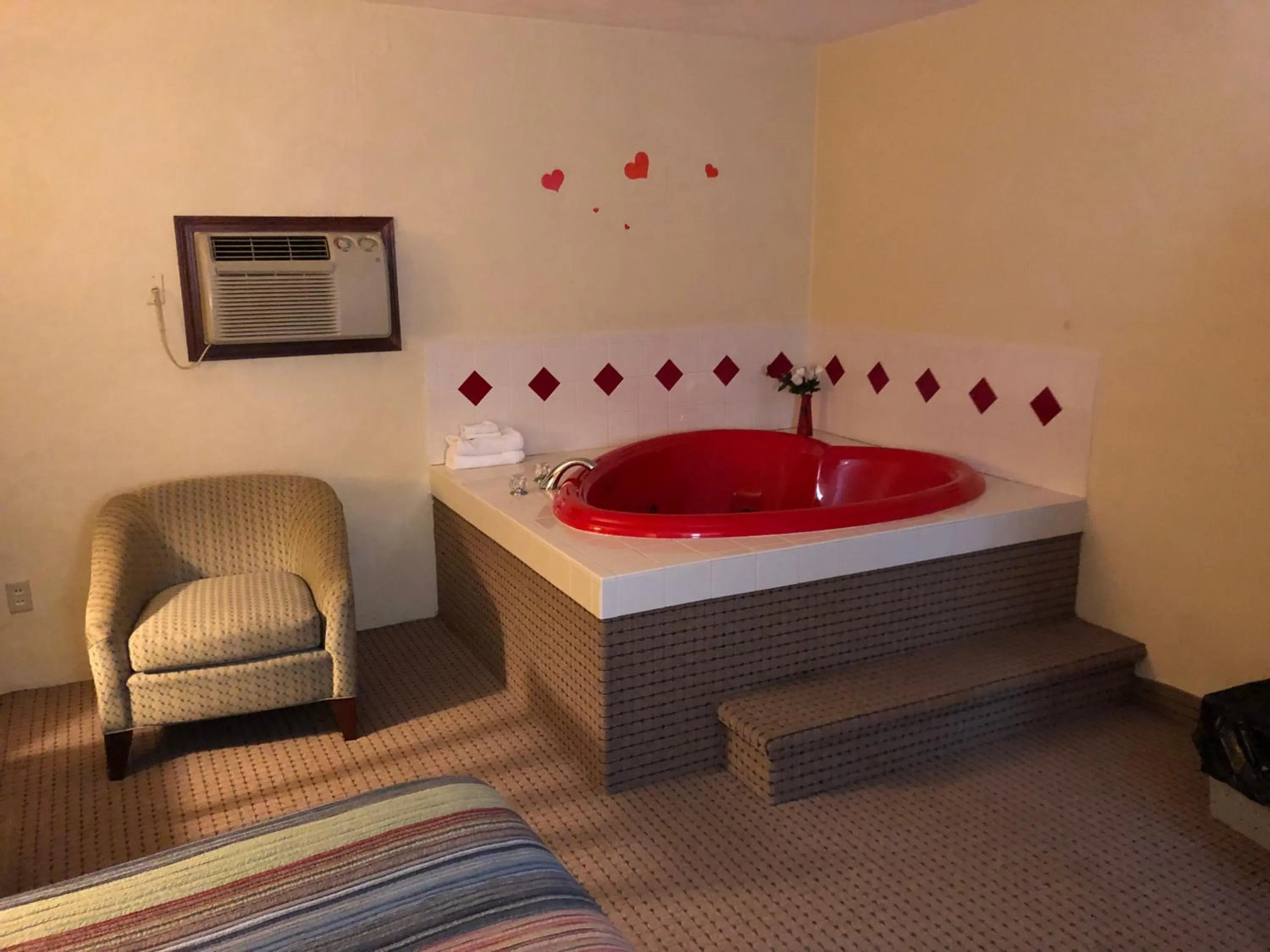 Hot Tub in Motel Boutique by Wolf Inn