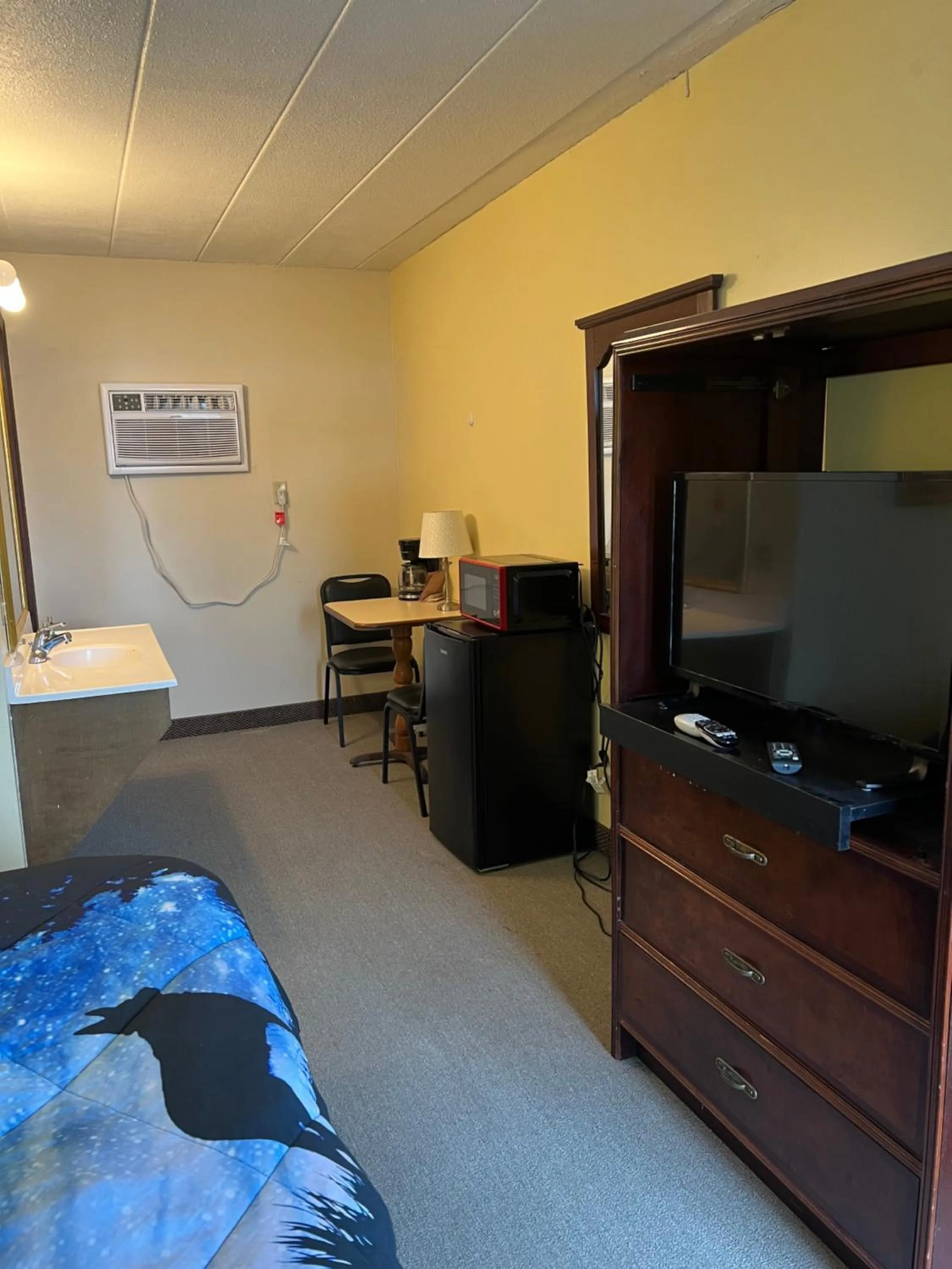 Bed in Motel Boutique by Wolf Inn