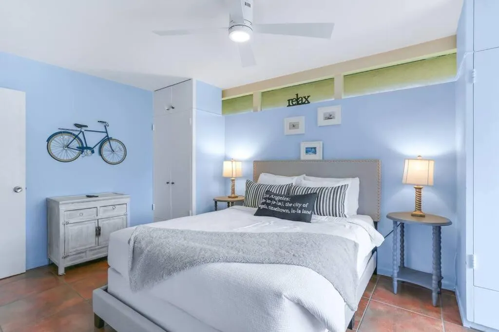 Bed in Near Downtown Palm Springs, 7 BD 7 BTH, 80FT Pool, Pickleball