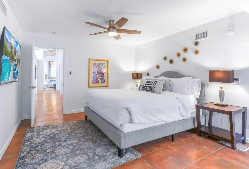 Bed in Near Downtown Palm Springs, 7 BD 7 BTH, 80FT Pool, Pickleball
