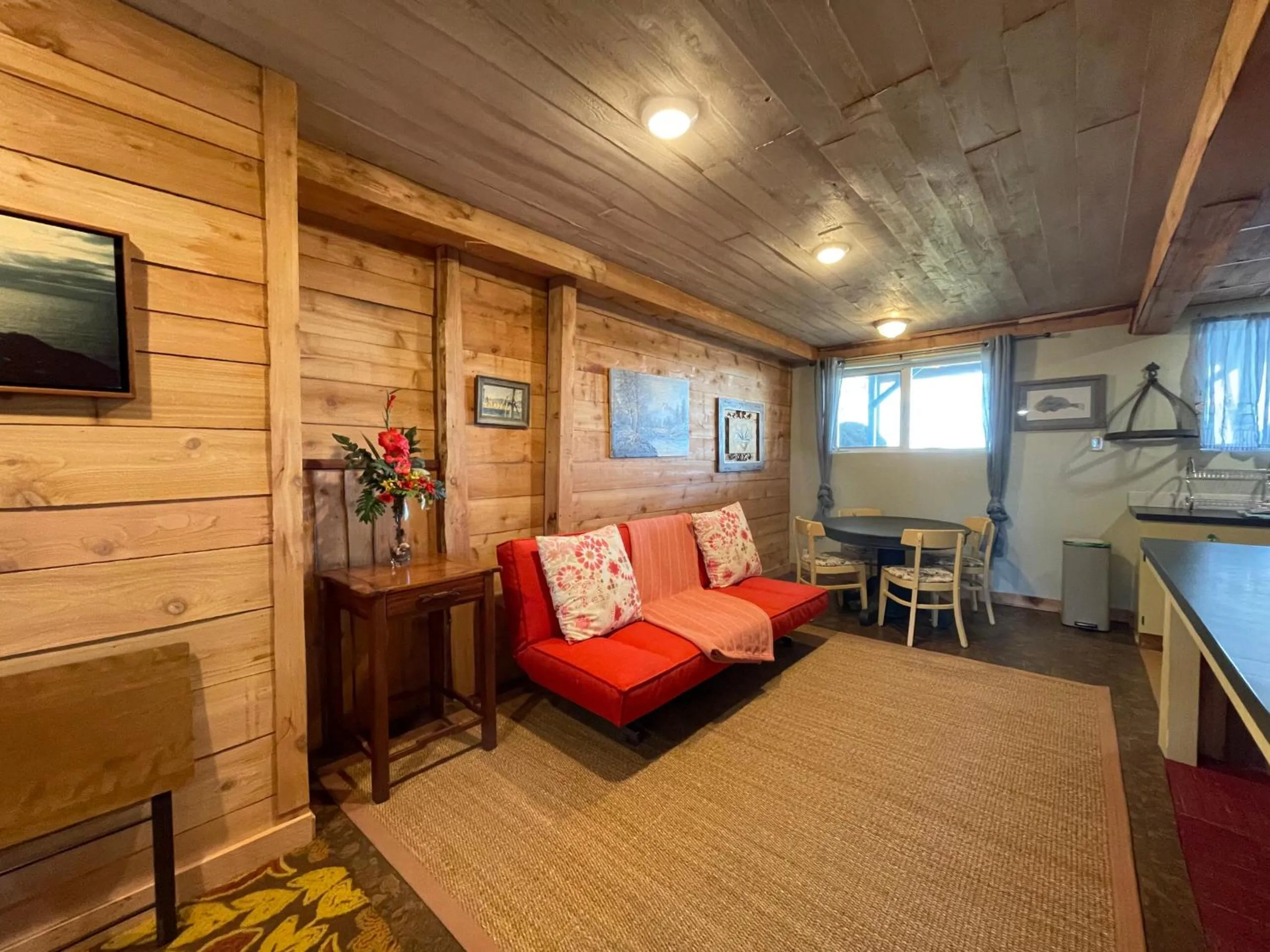 Seating area in Bayshore RV Park & Guest Suites