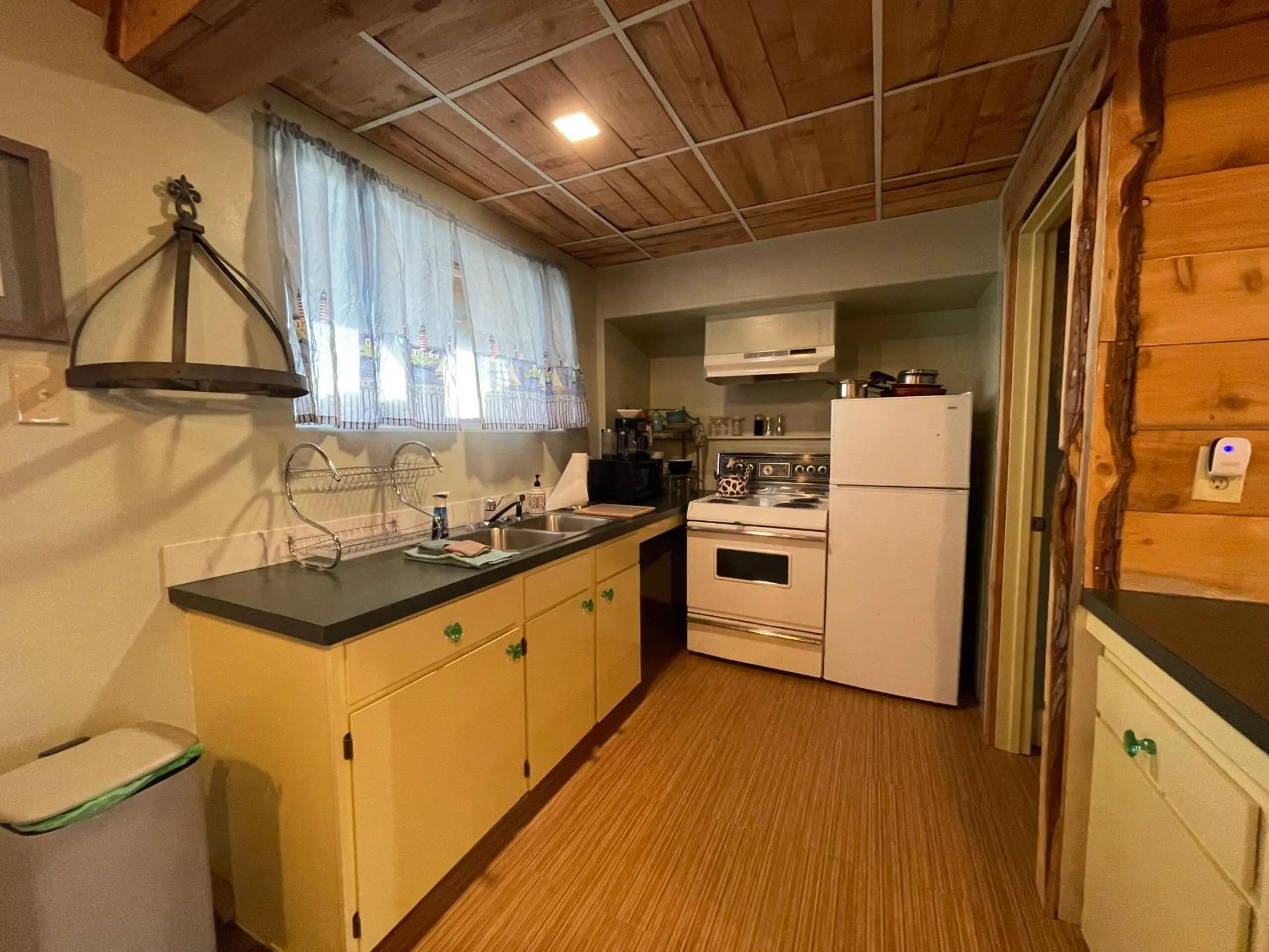 Kitchen or kitchenette in Bayshore RV Park & Guest Suites