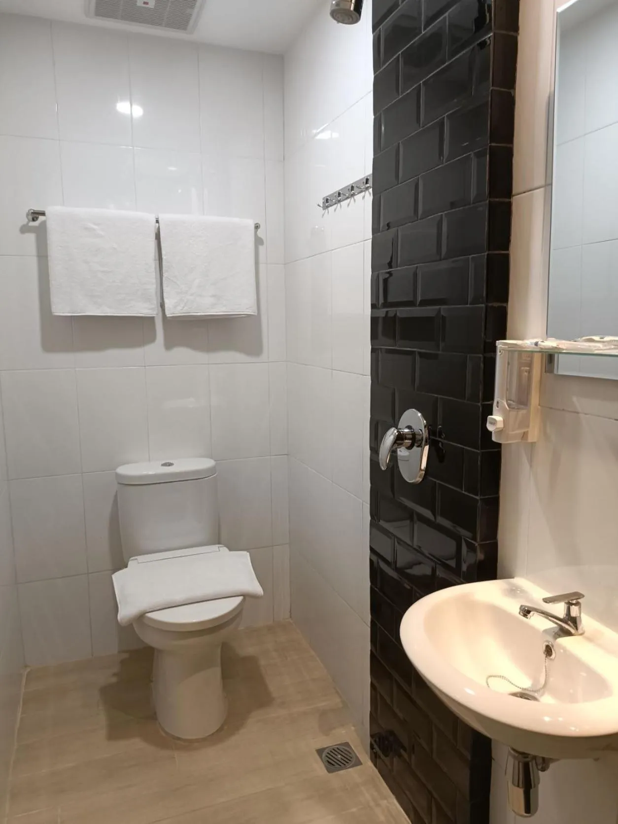 Toilet in Odua Golden Mansyur Medan