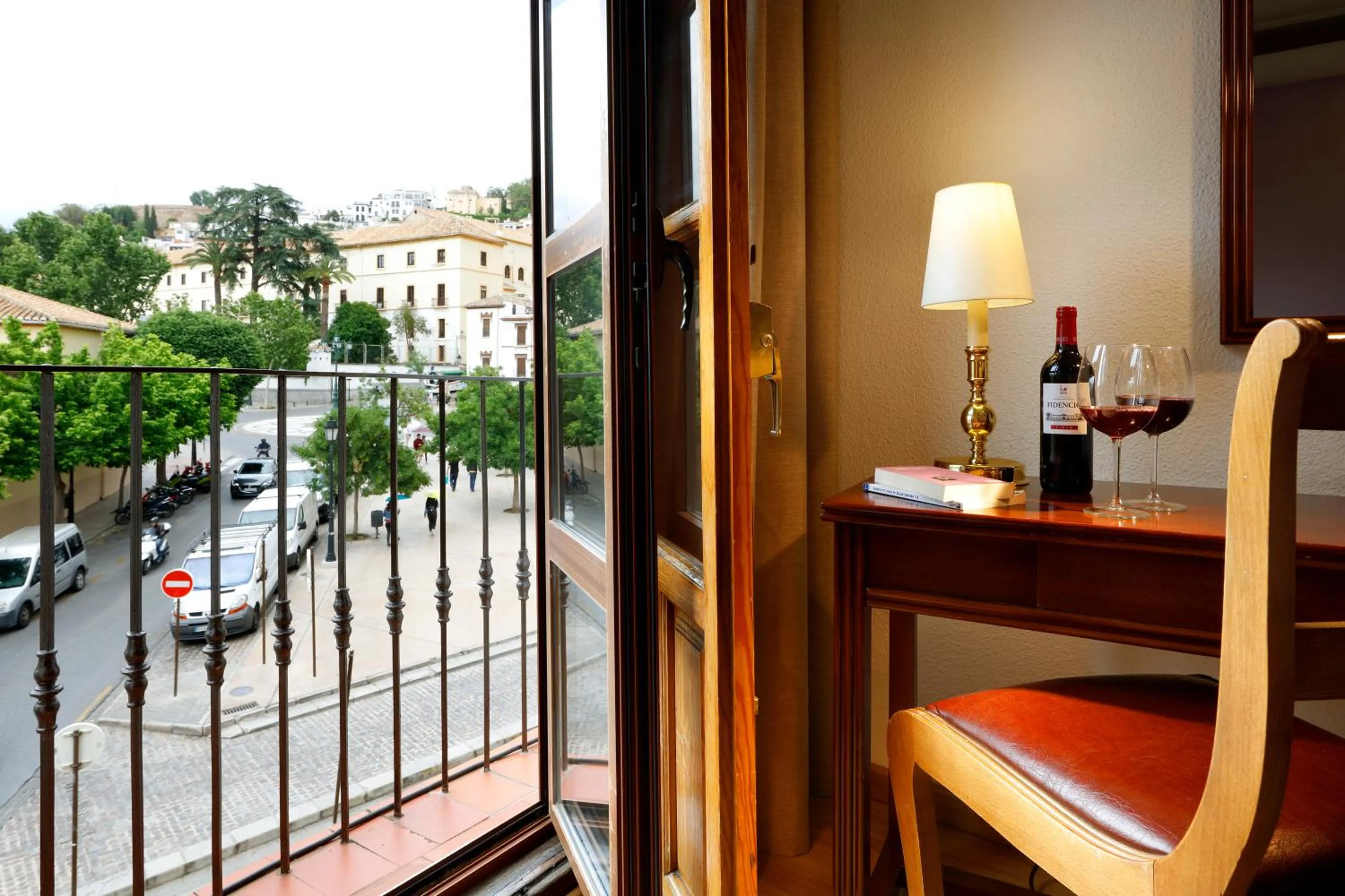 Photo of the whole room in Exe Triunfo Granada