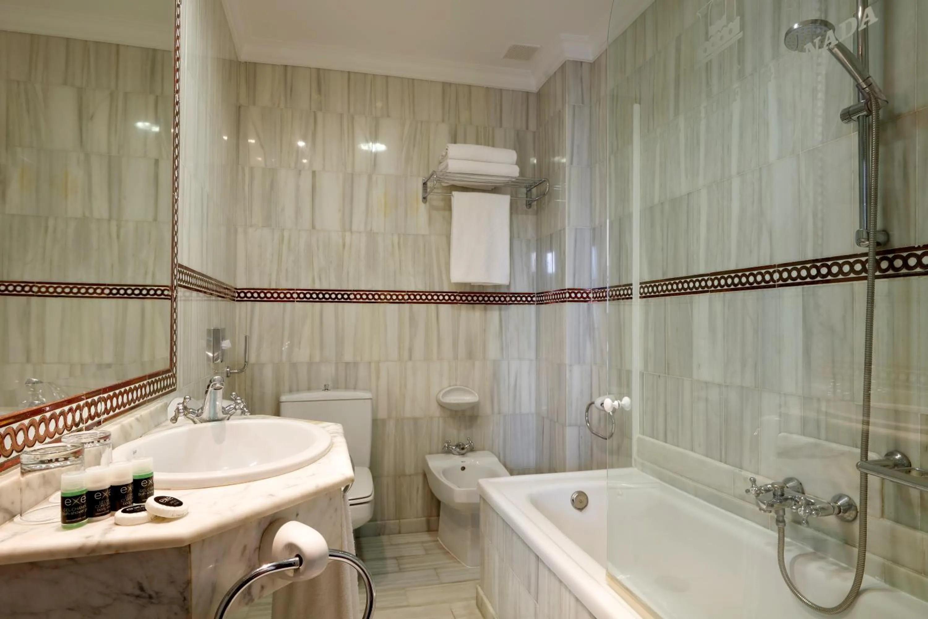 Bathroom in Exe Triunfo Granada