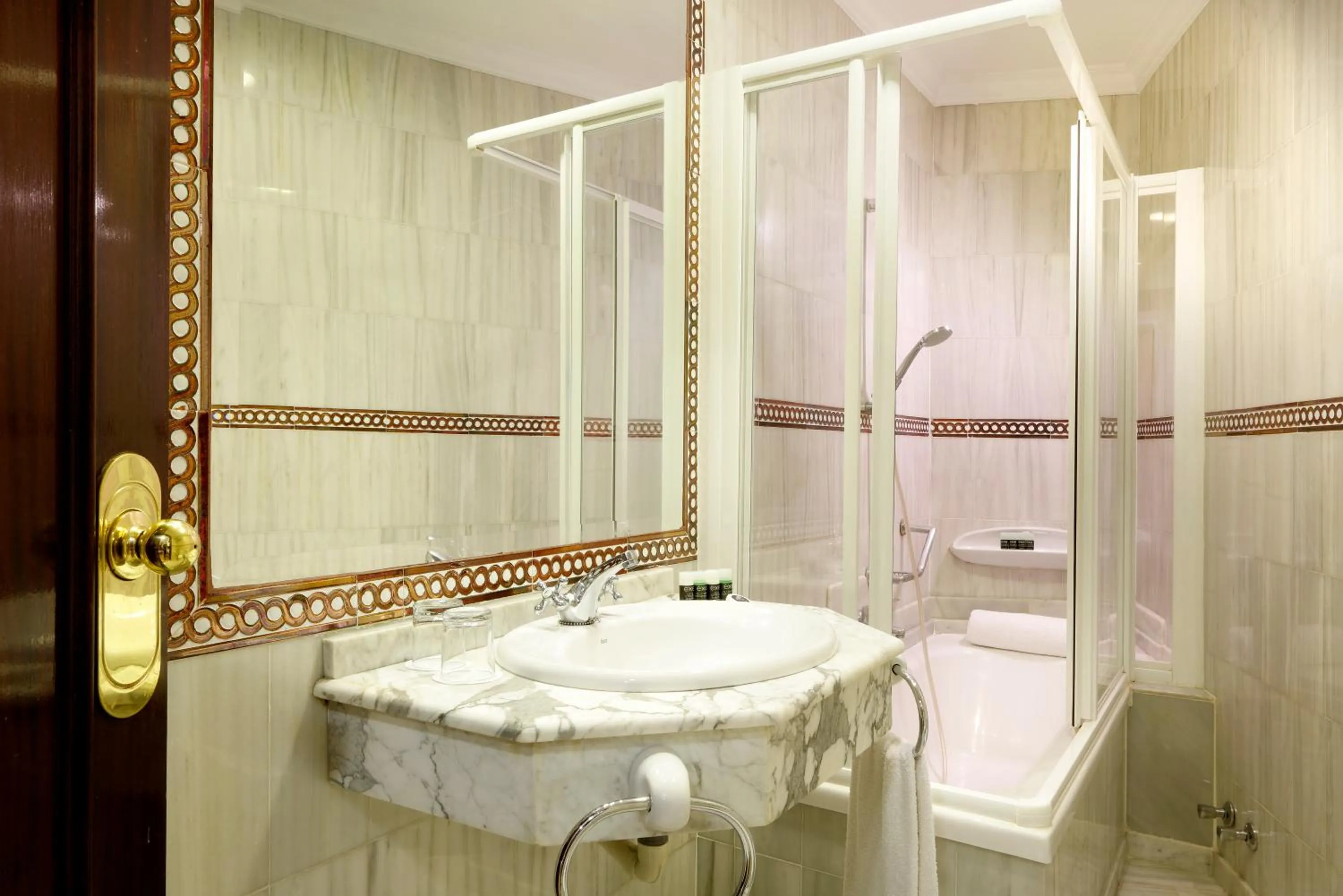 Bathroom in Exe Triunfo Granada