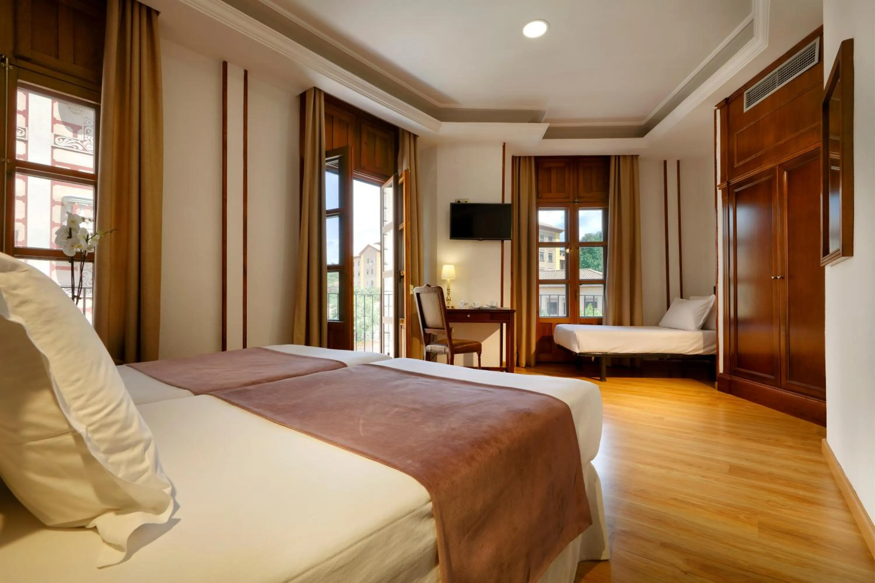 Photo of the whole room in Exe Triunfo Granada