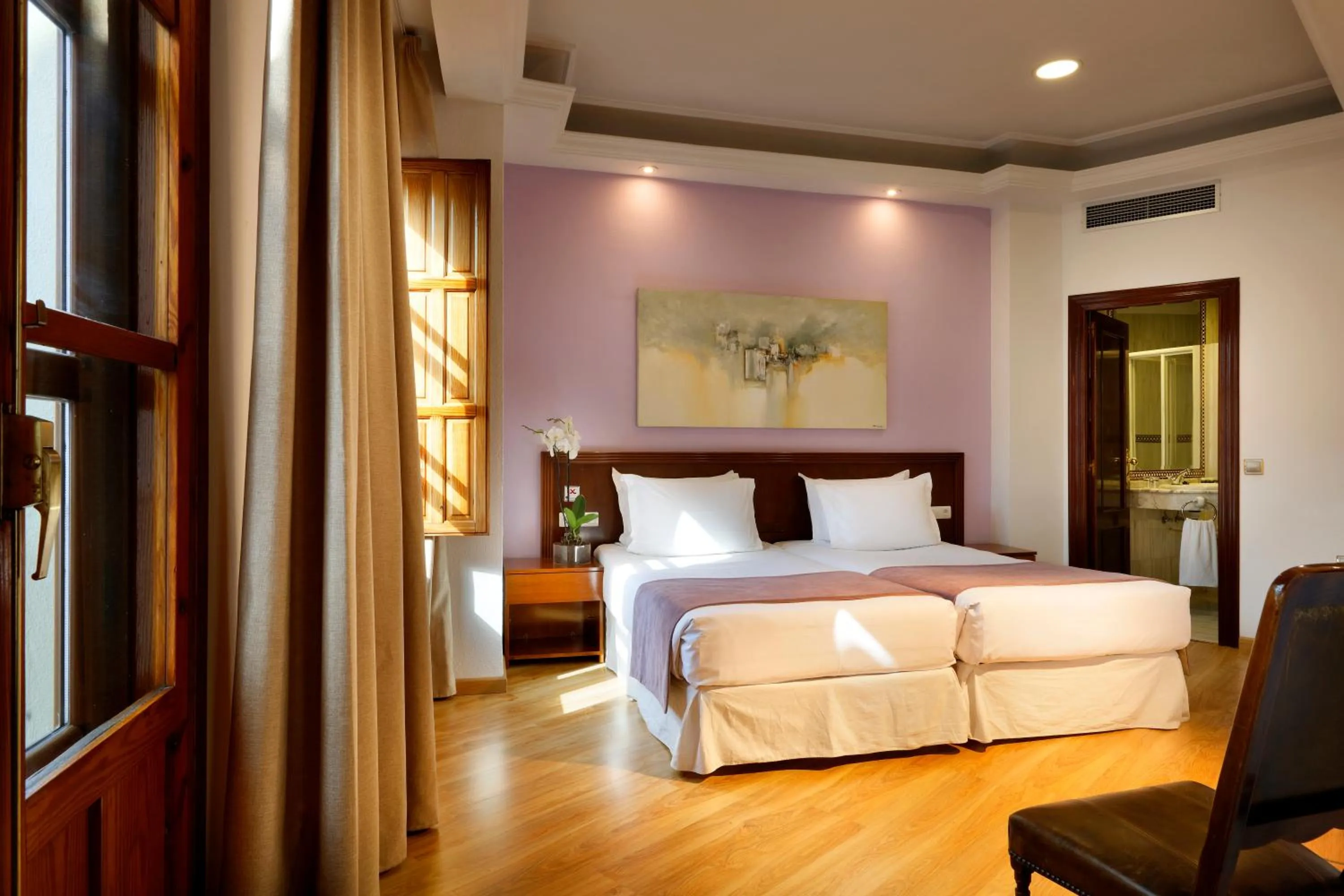 Photo of the whole room in Exe Triunfo Granada