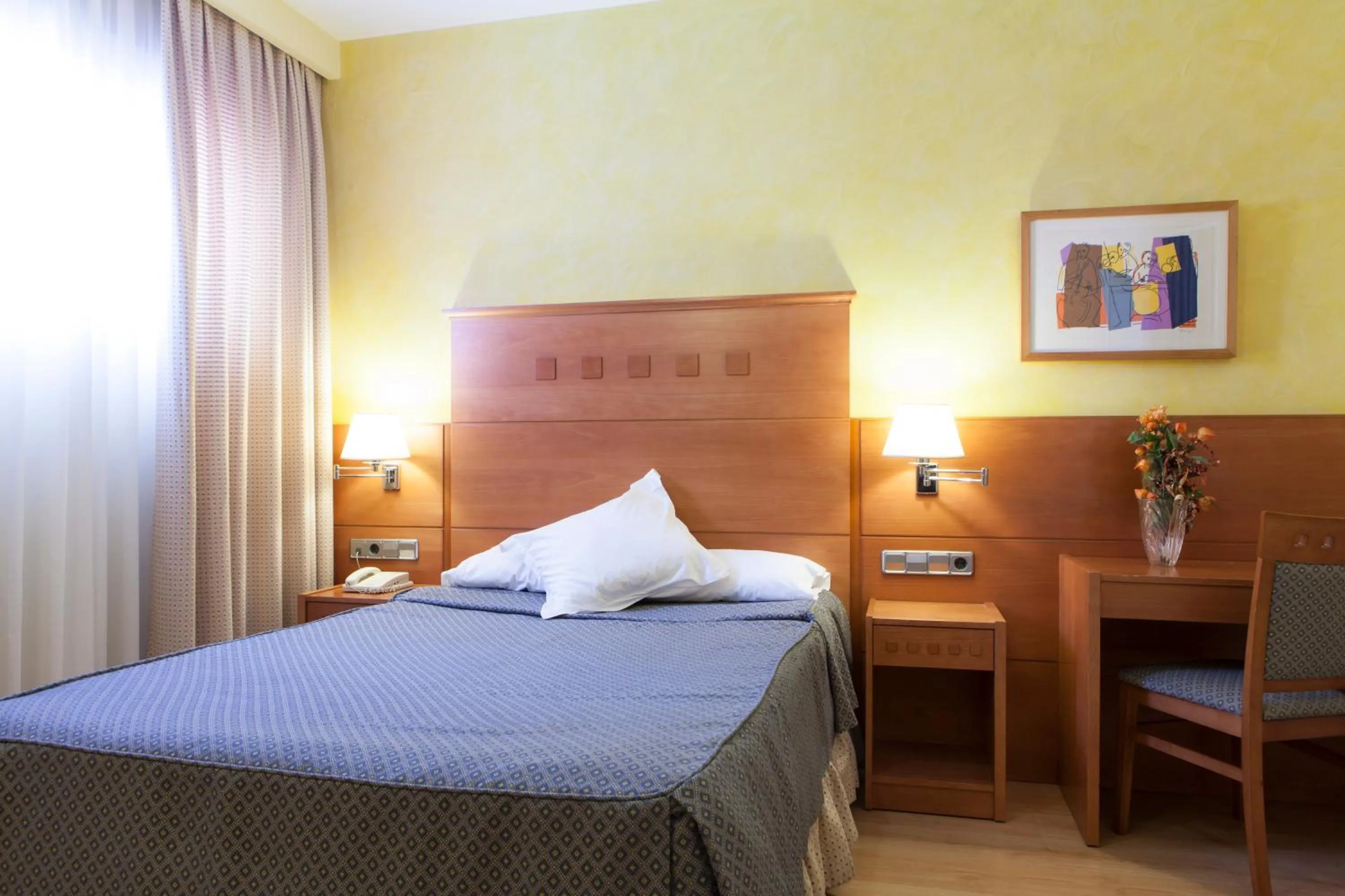 Photo of the whole room, Bed in Hotel Cervantes