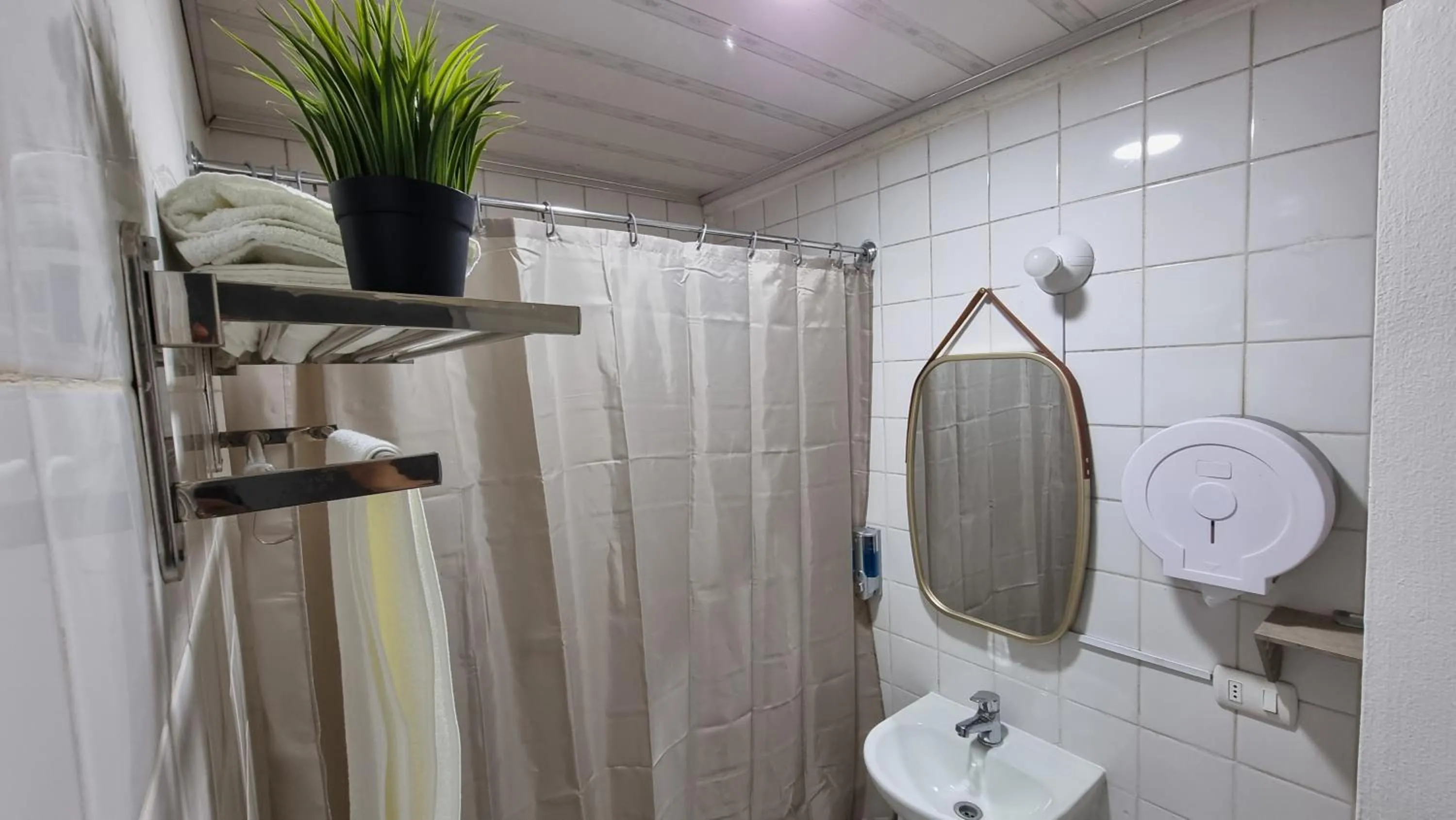 Shower in Hotel Asturias