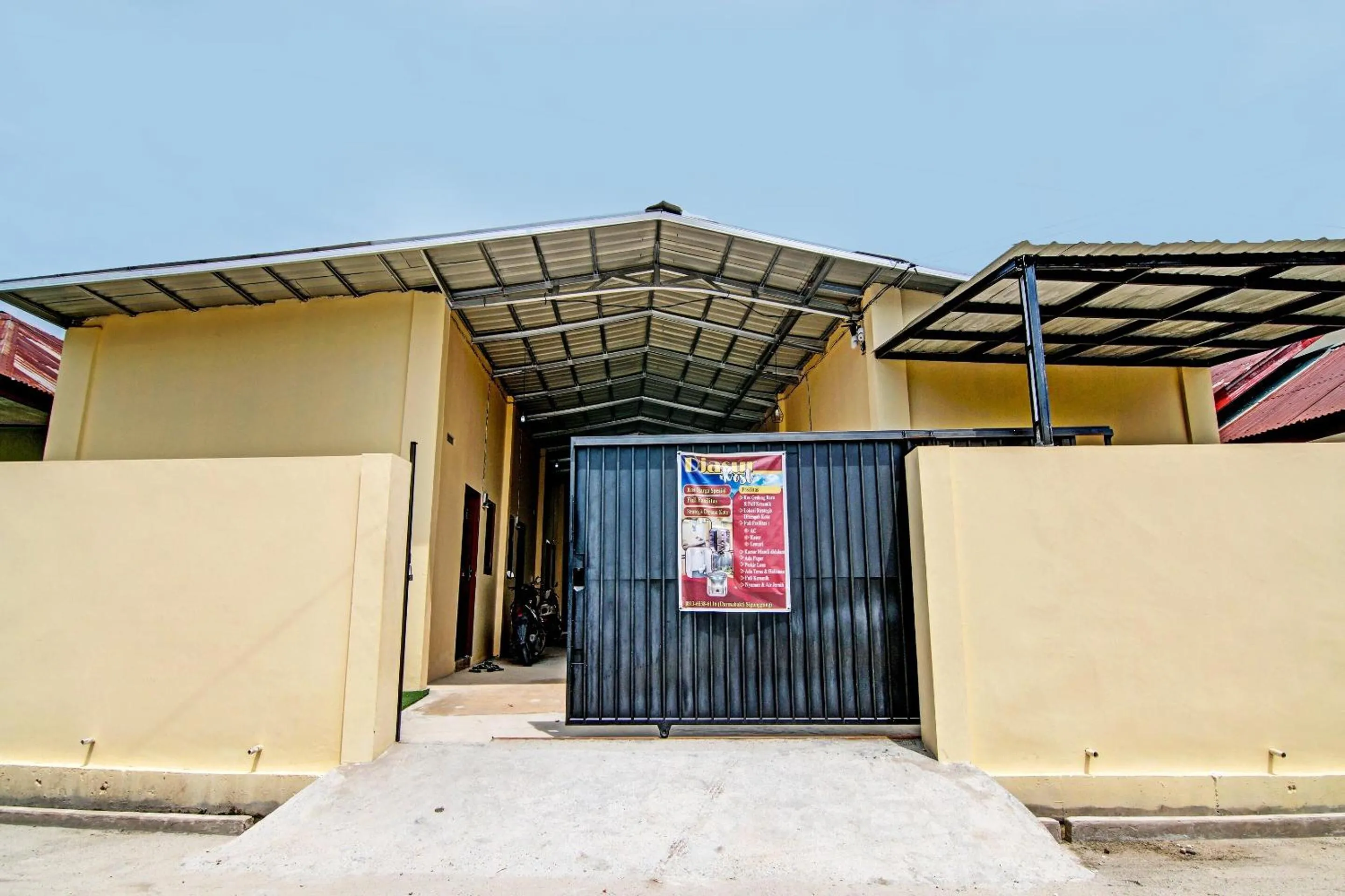 Facade/entrance in Hotel O Djasur Kost