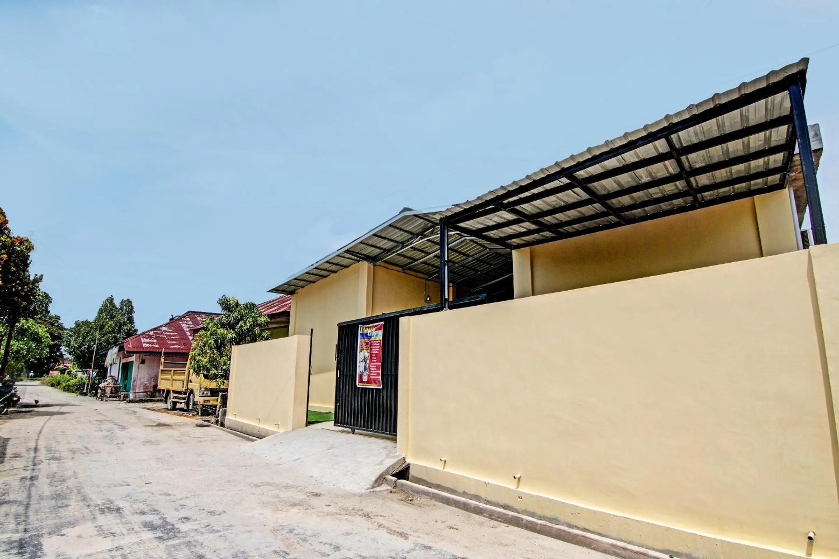 Facade/entrance in Hotel O Djasur Kost