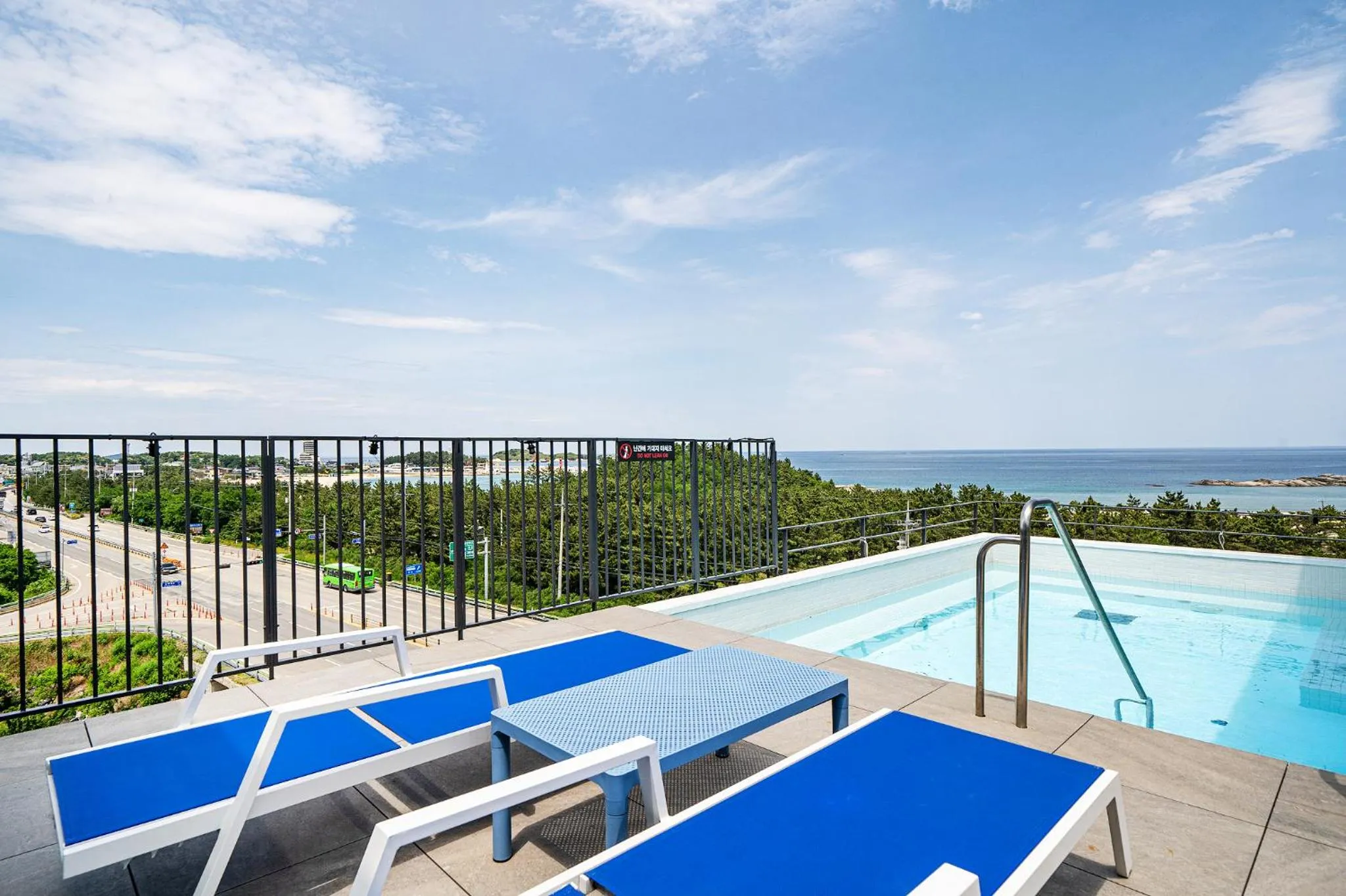 Swimming pool in Hotel Parangvue