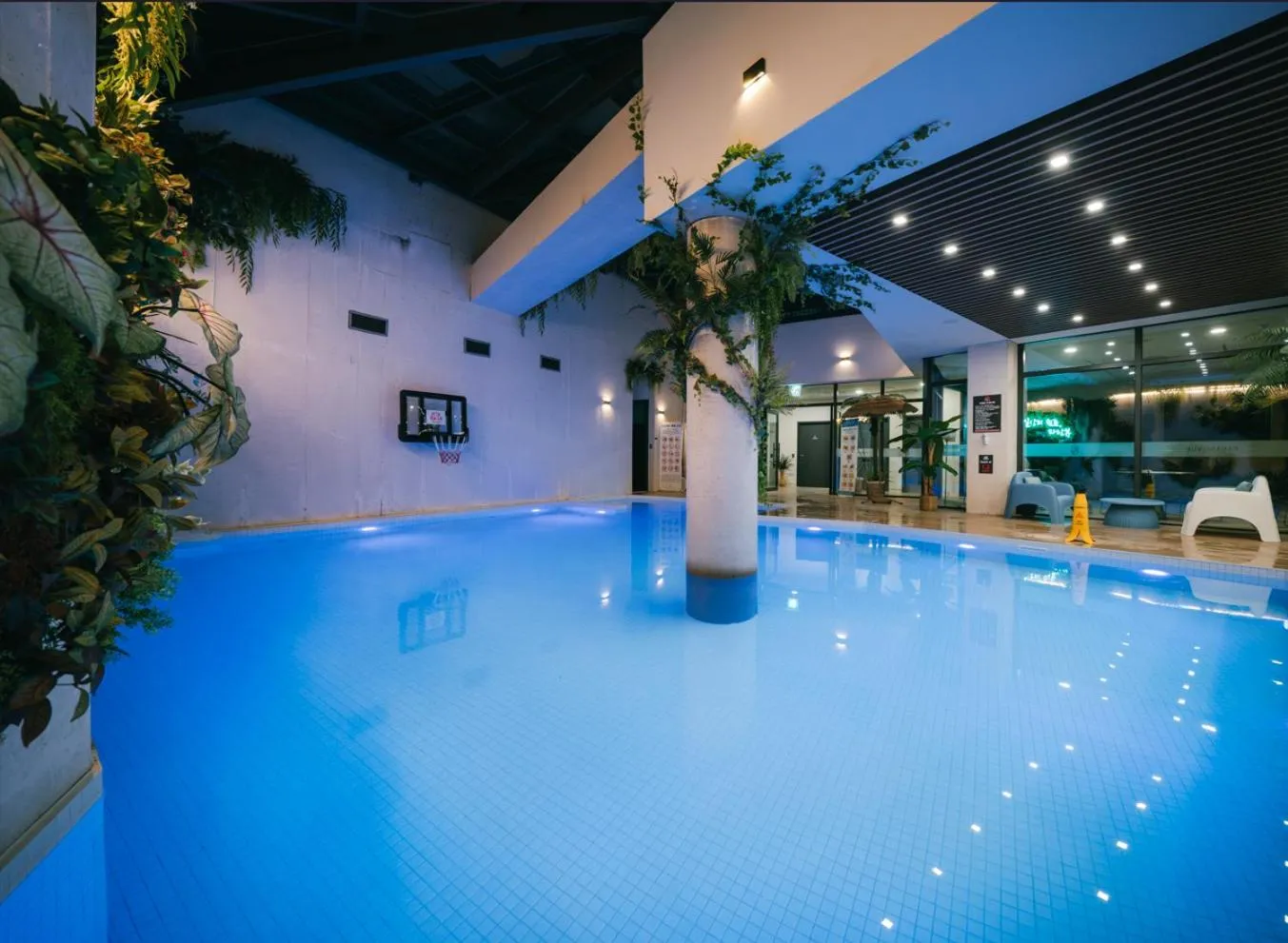 Swimming pool in Hotel Parangvue