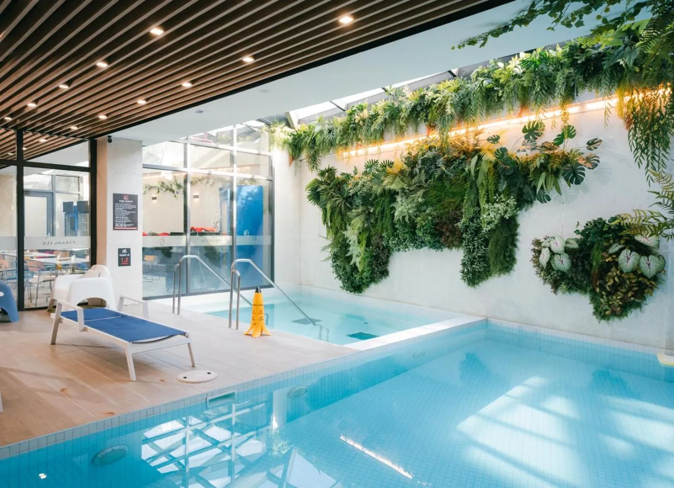 Swimming pool in Hotel Parangvue