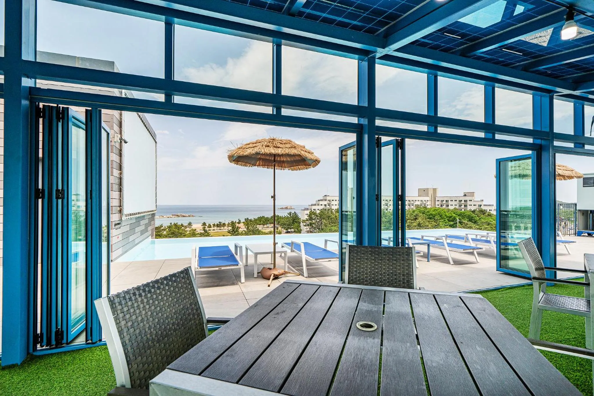 Swimming pool in Hotel Parangvue