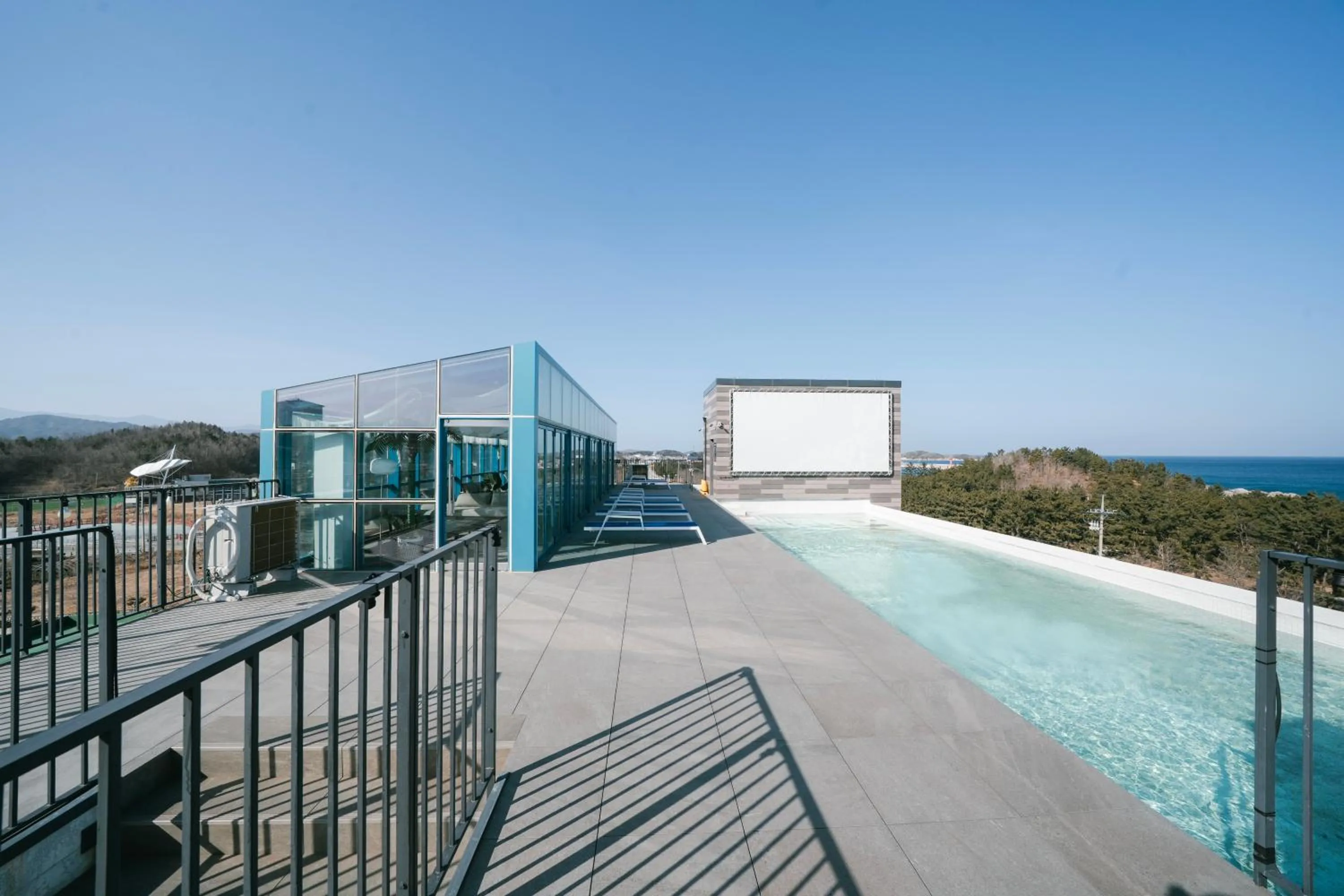 Swimming pool in Hotel Parangvue
