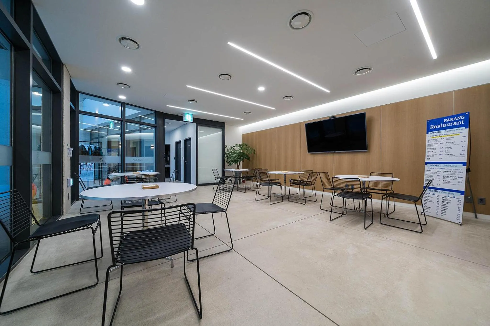 Restaurant/places to eat in Hotel Parangvue