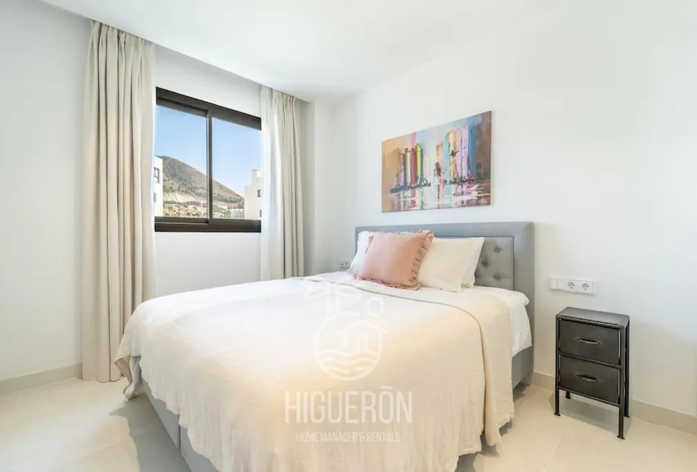 Bed in HigueronRentals Malibu