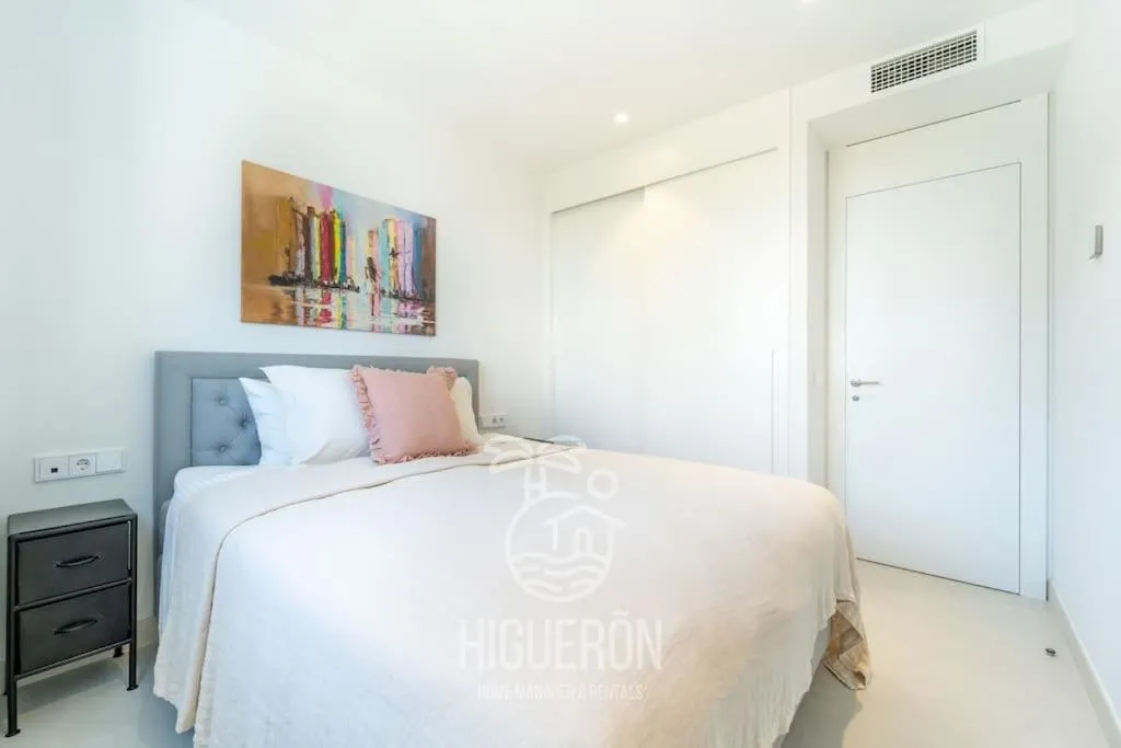 Bed in HigueronRentals Malibu