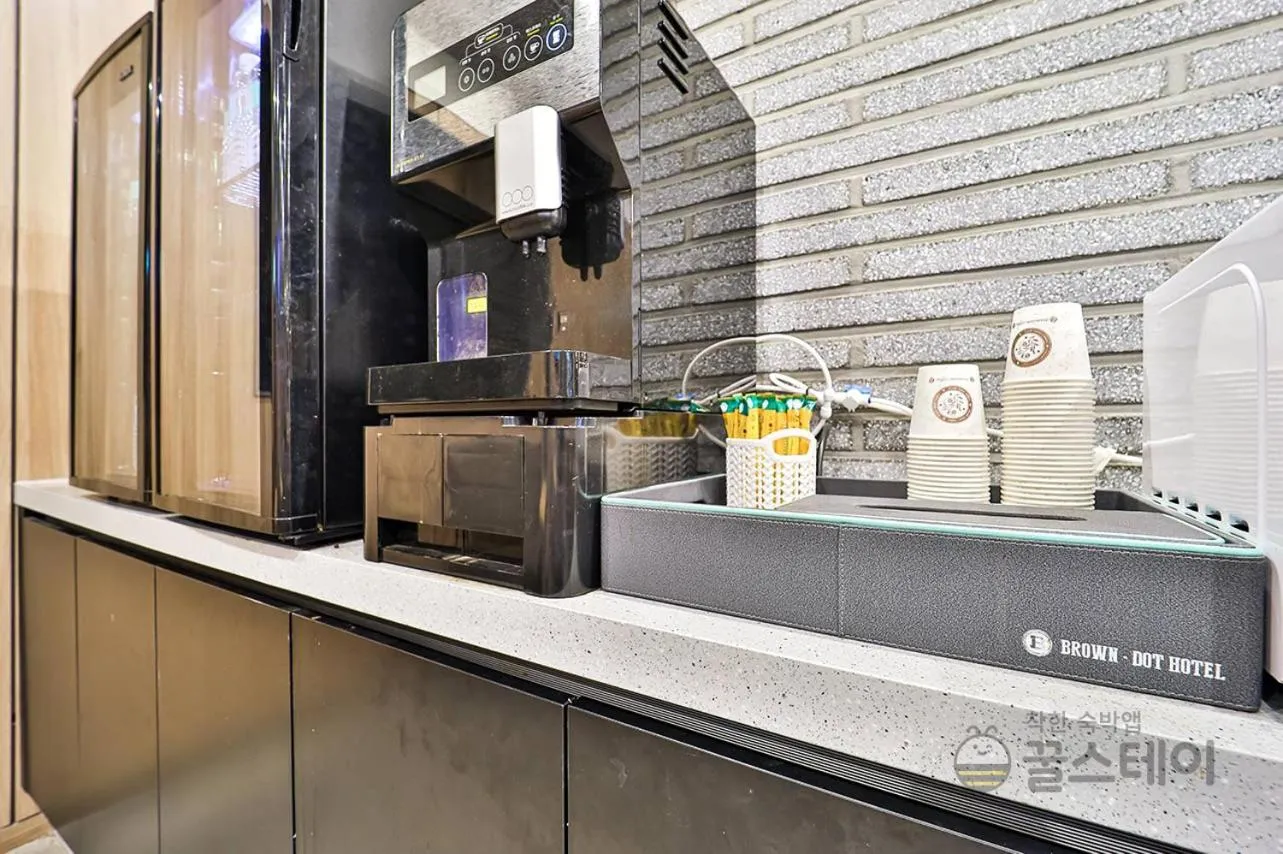 Brown Dot Hotel Guun