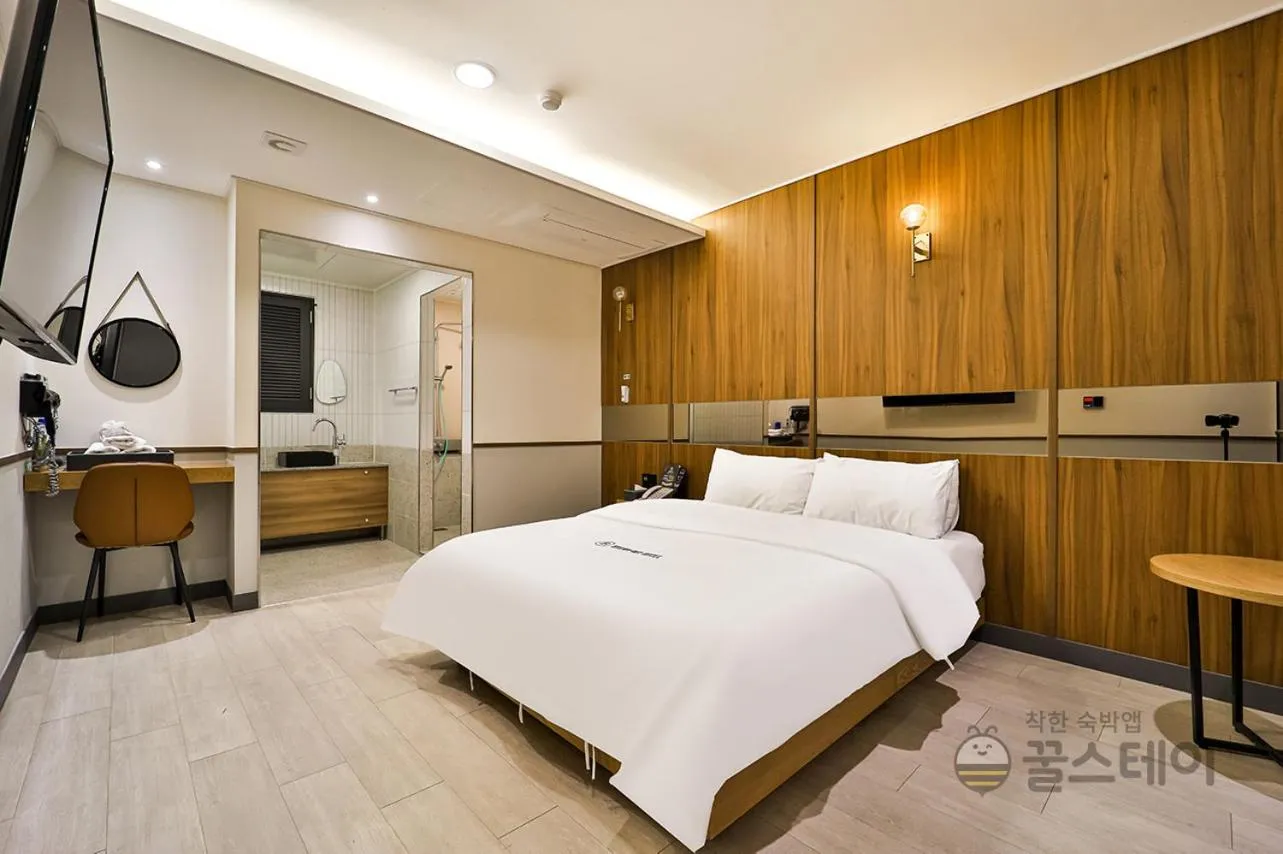 Bed in Brown Dot Hotel Guun