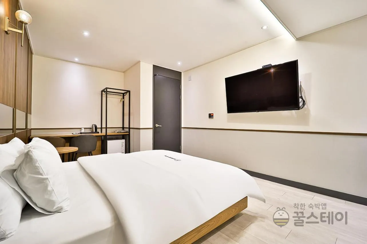 Bed in Brown Dot Hotel Guun