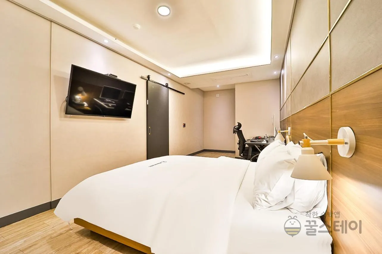 Bed in Brown Dot Hotel Guun