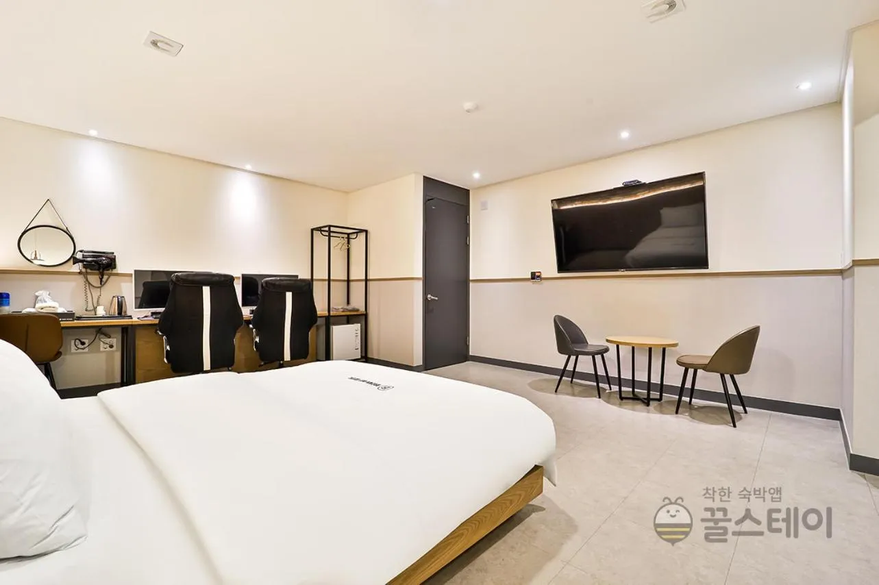 Bed in Brown Dot Hotel Guun