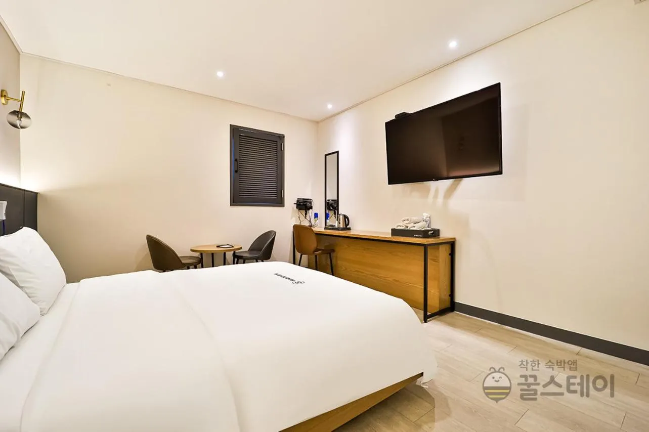 Bed in Brown Dot Hotel Guun