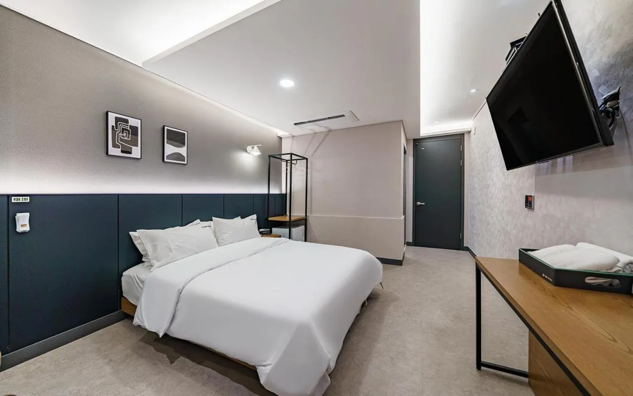 Property building, Bed in Brown Dot Hotel Guun