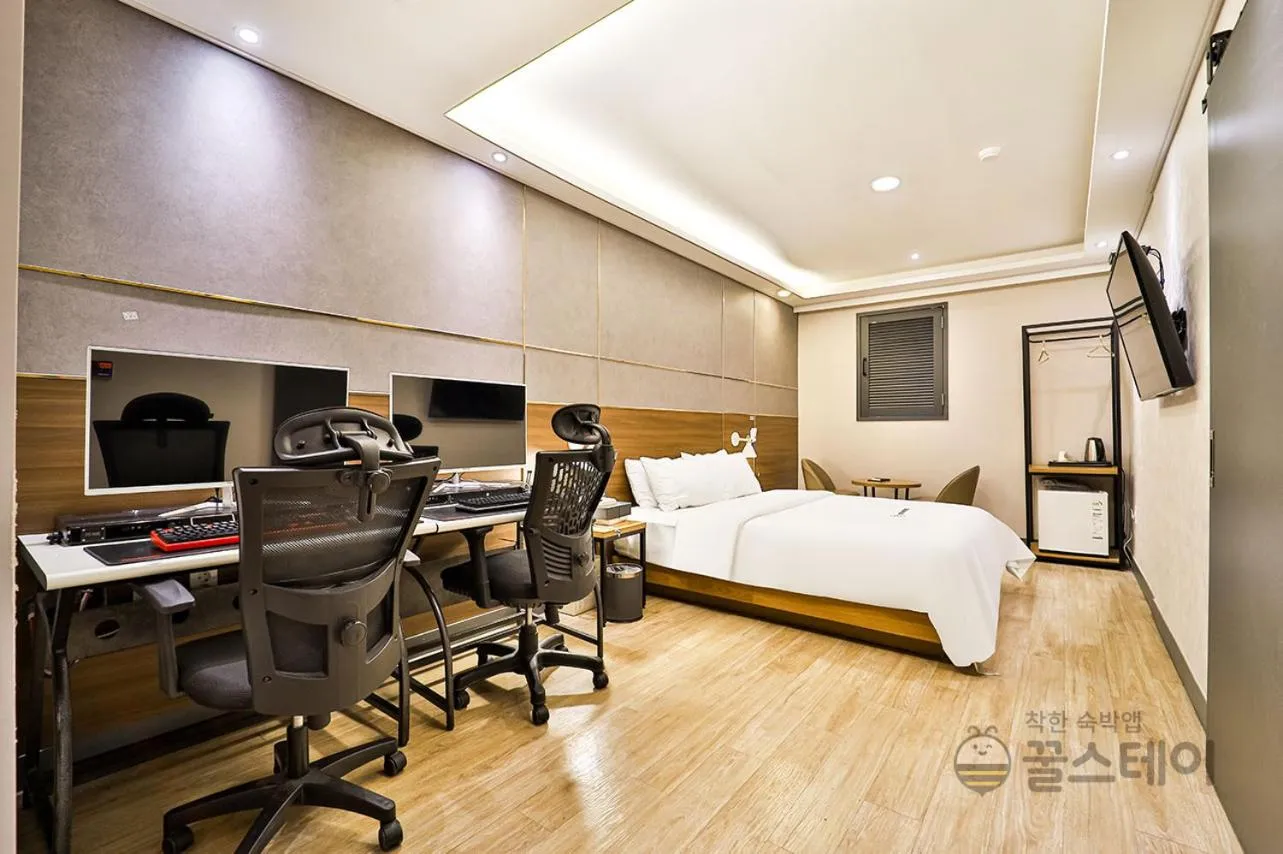 Bed in Brown Dot Hotel Guun