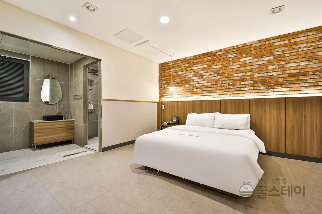 Bed in Brown Dot Hotel Guun