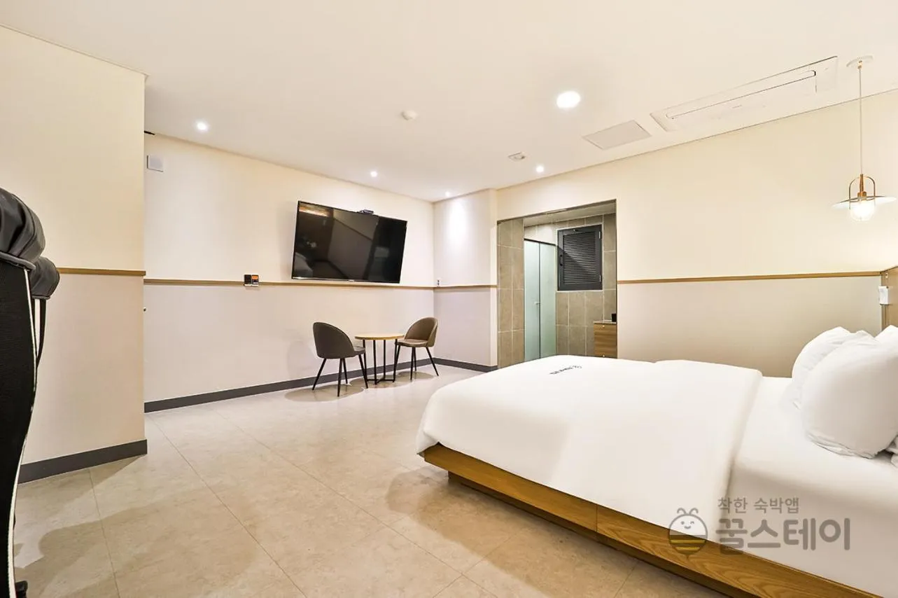 Bed in Brown Dot Hotel Guun