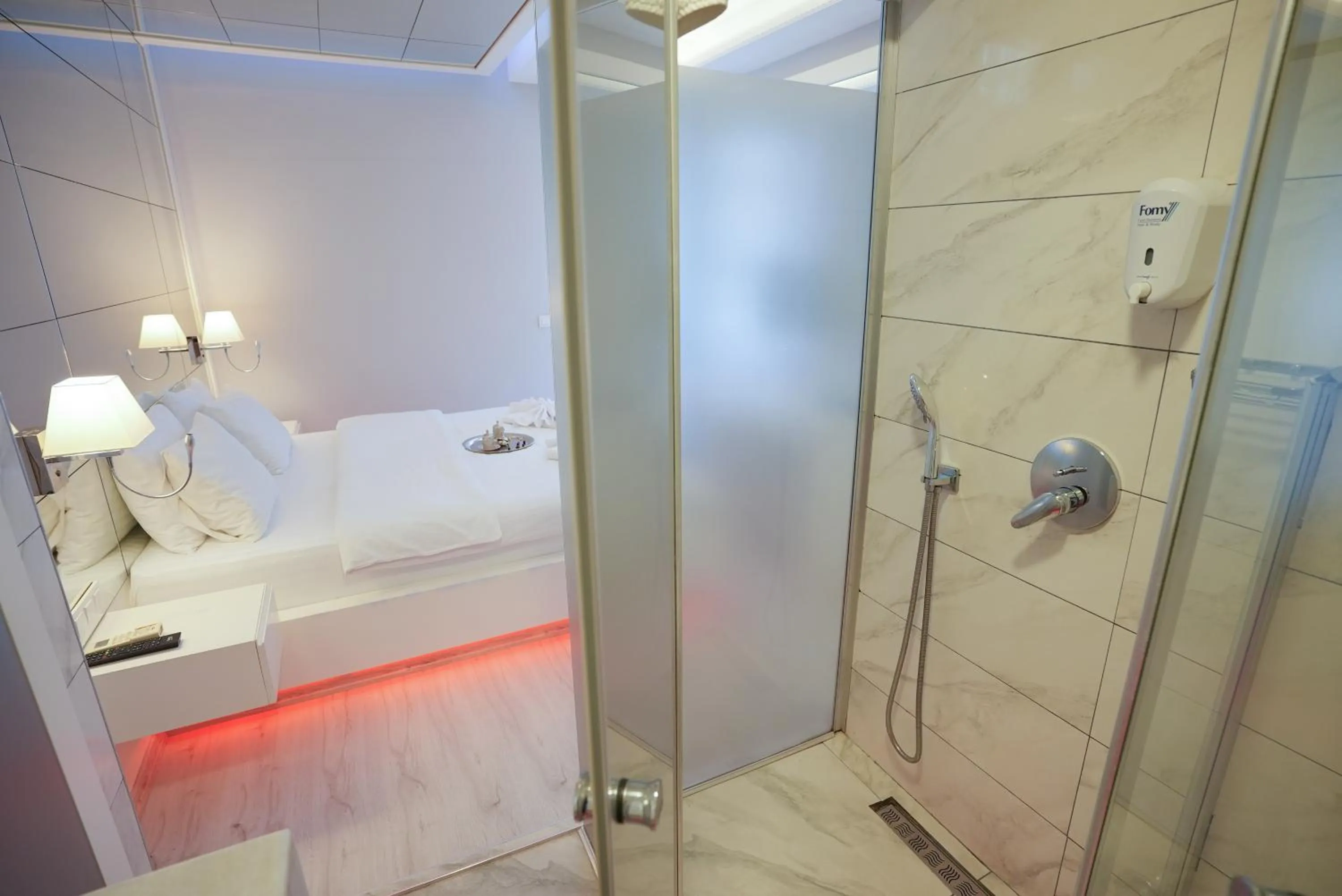 Shower, Bed in Nar 15 Boutique