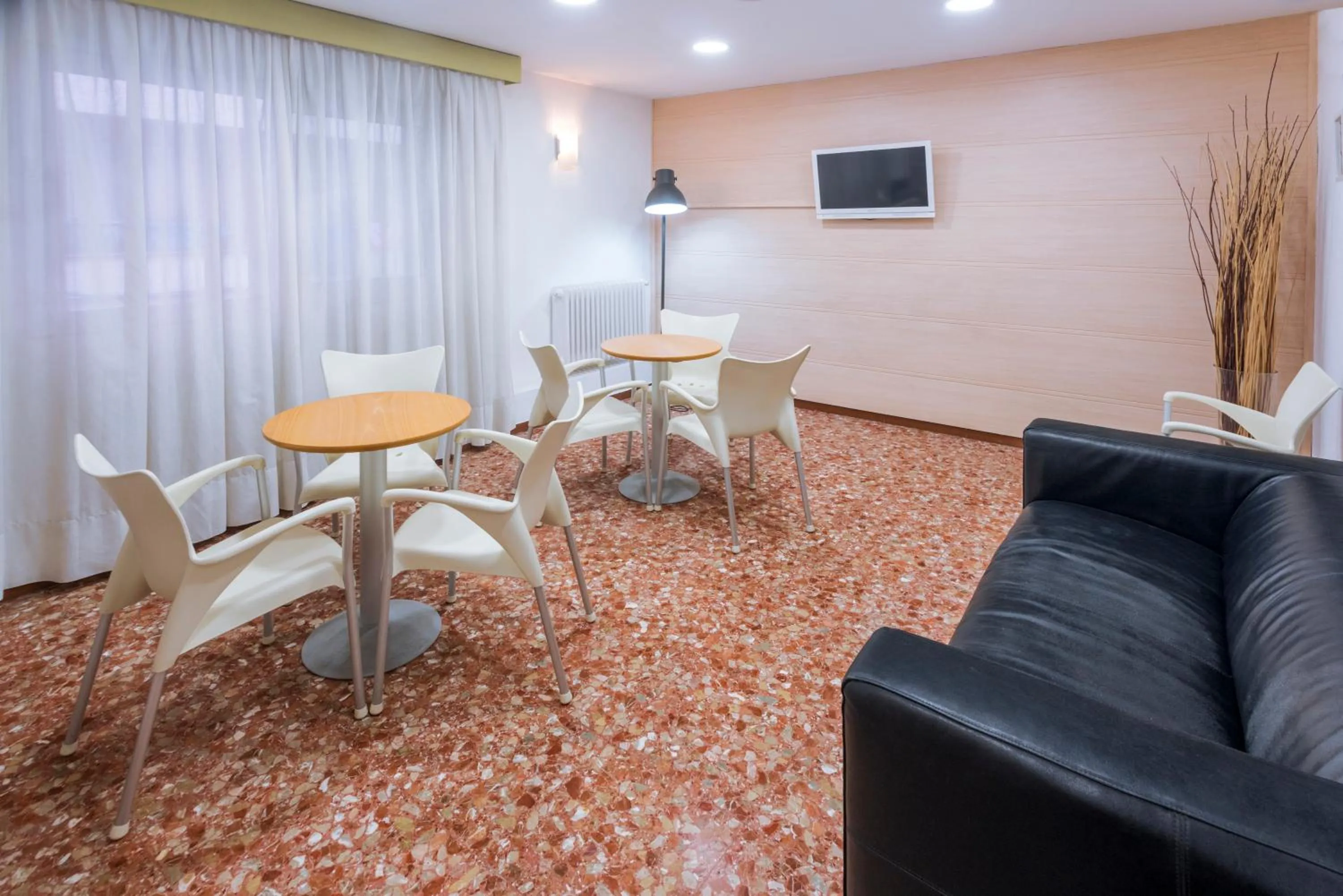 Communal lounge/ TV room in Hotel Catalunya Express