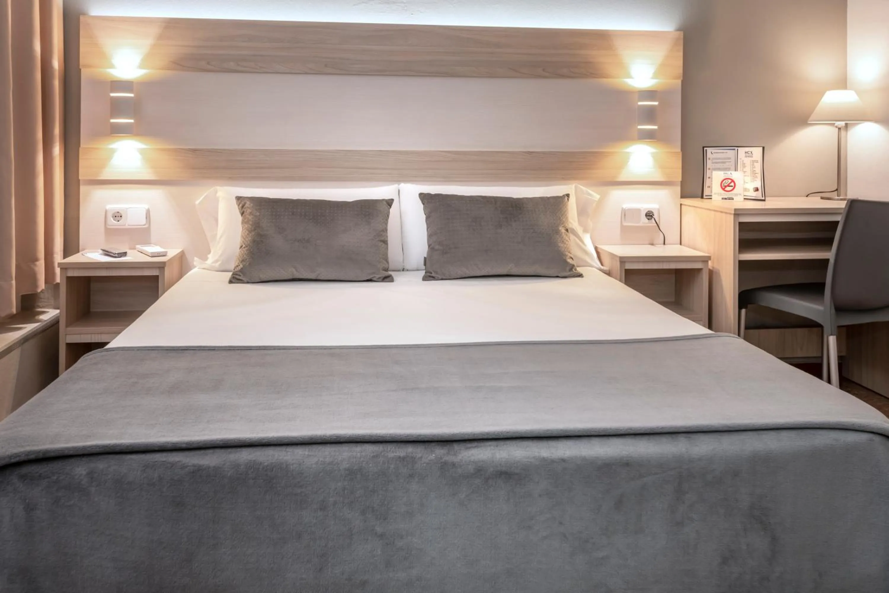 Bedroom, Bed in Hotel Catalunya Express