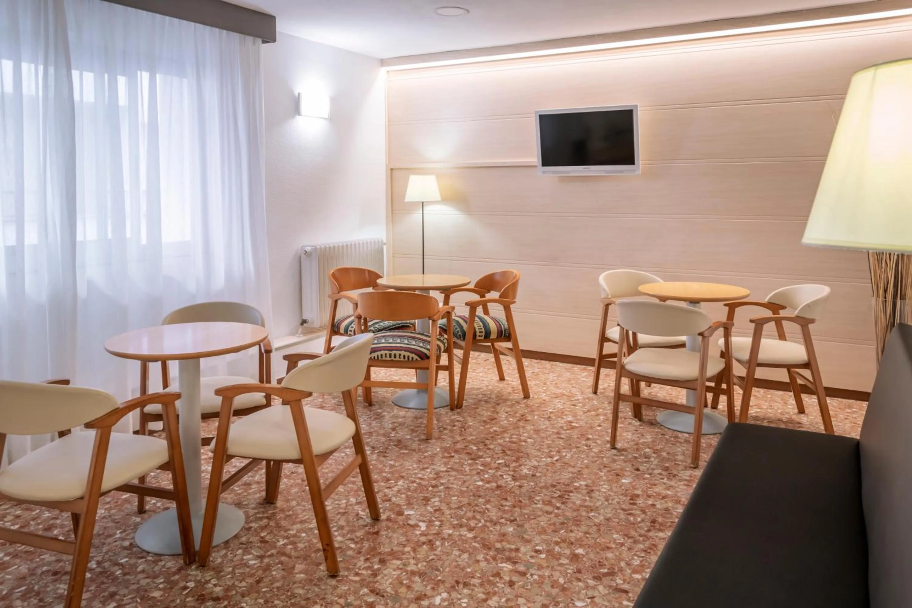 Communal lounge/ TV room in Hotel Catalunya Express