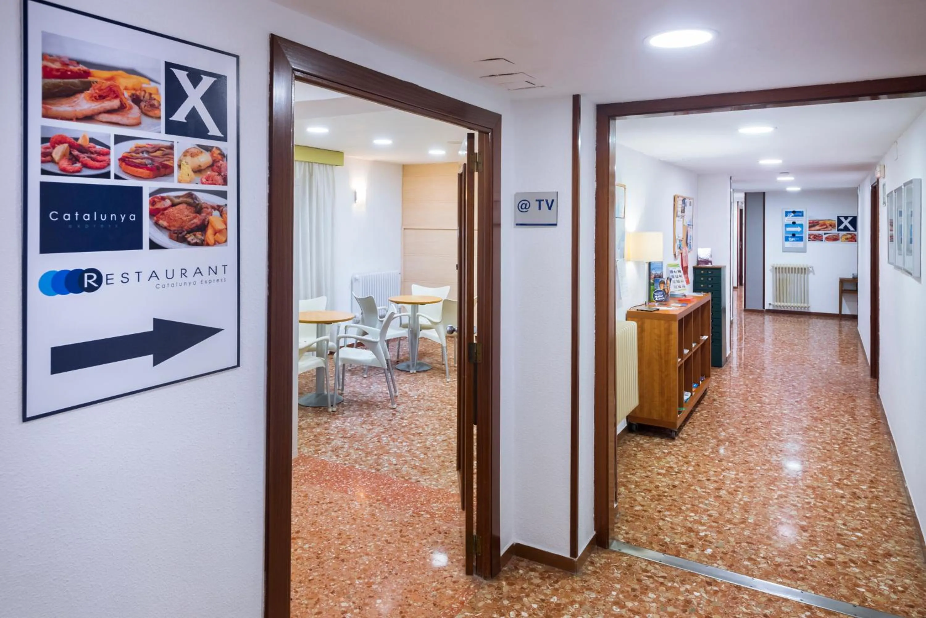 Communal lounge/ TV room in Hotel Catalunya Express