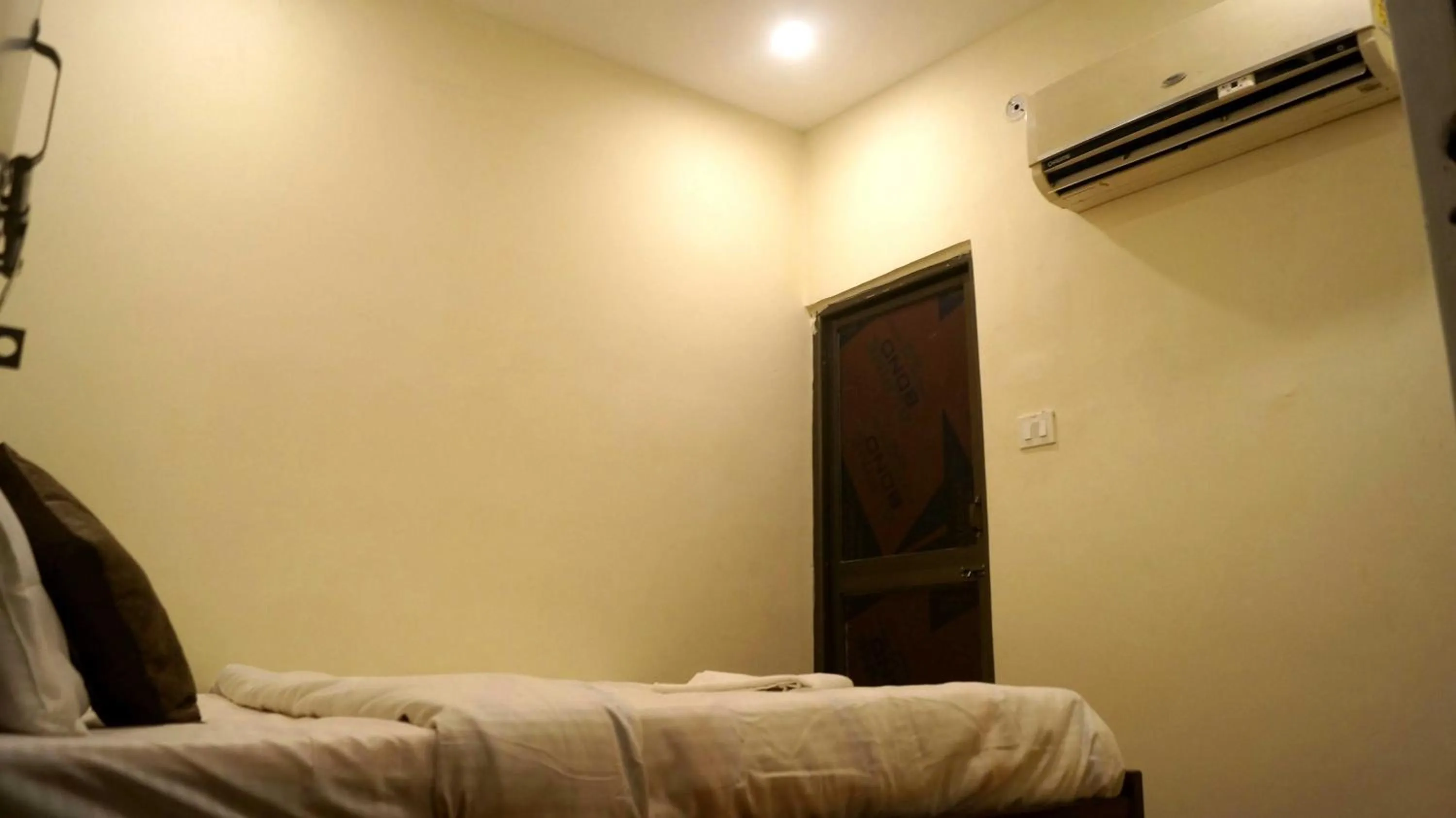 Bedroom, Bed in Hotel O Mishra Suites