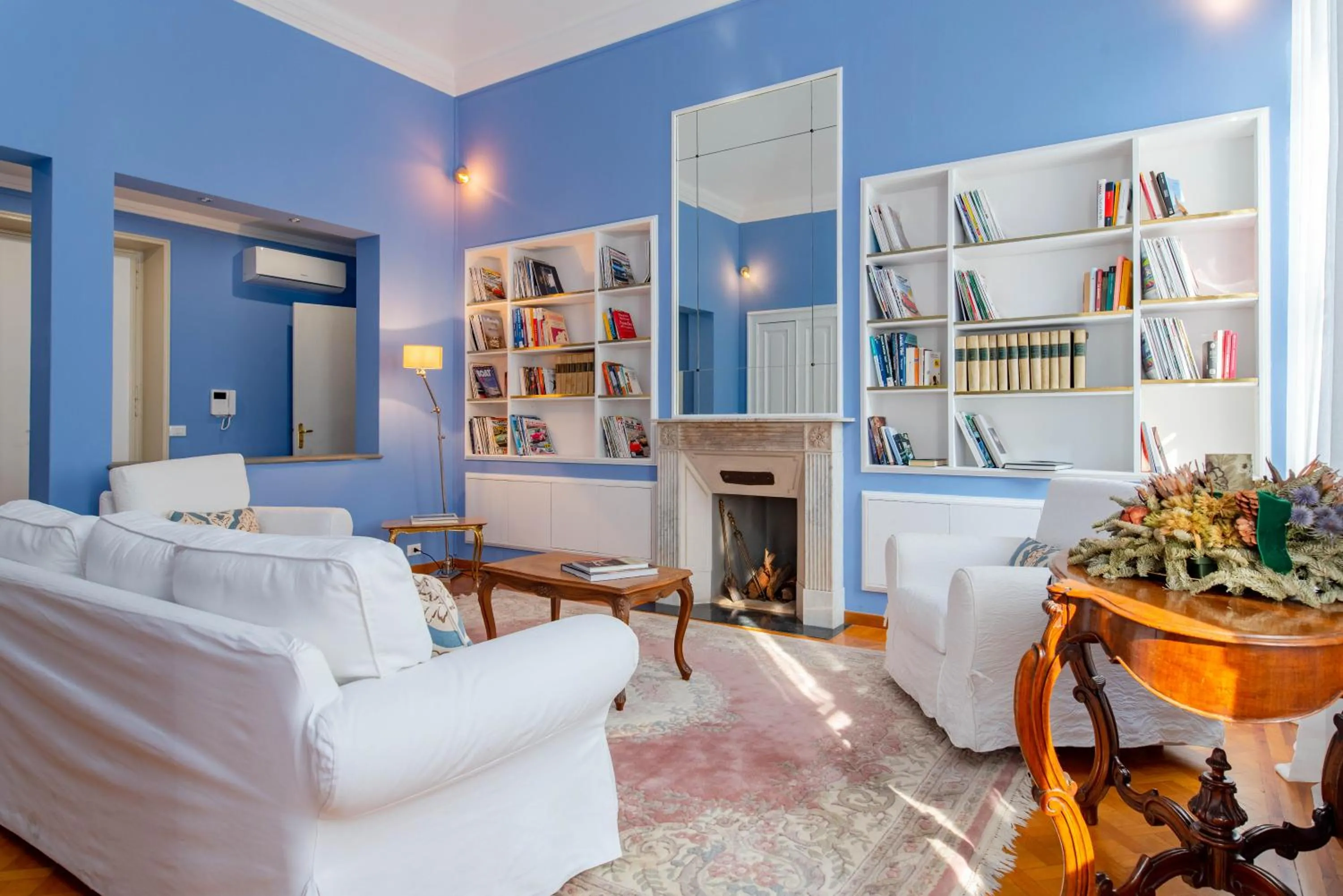 Living room in The Queen, AC, Parking by HAPPYHOSTORINO