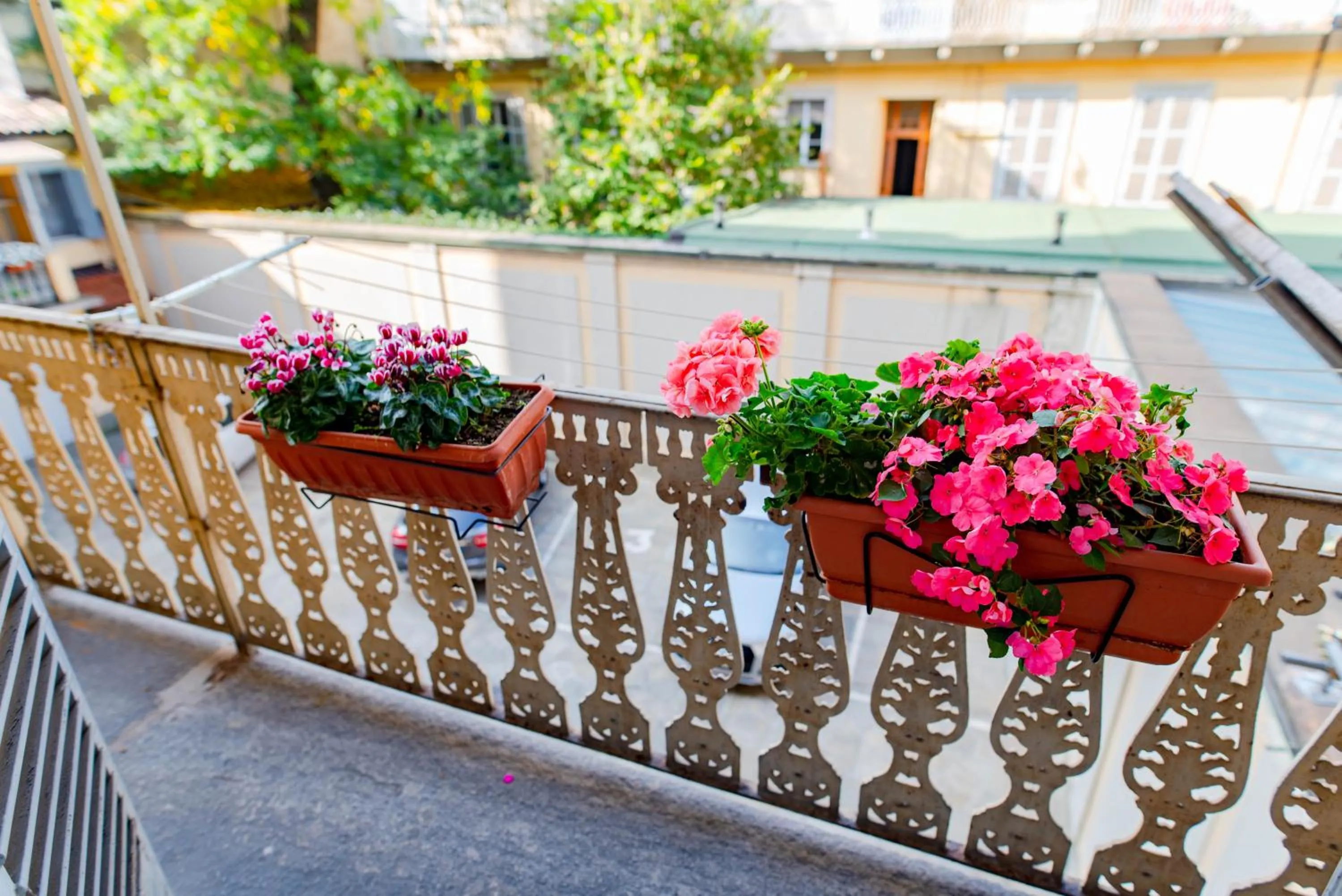 Balcony/Terrace in The Queen, AC, Parking by HAPPYHOSTORINO