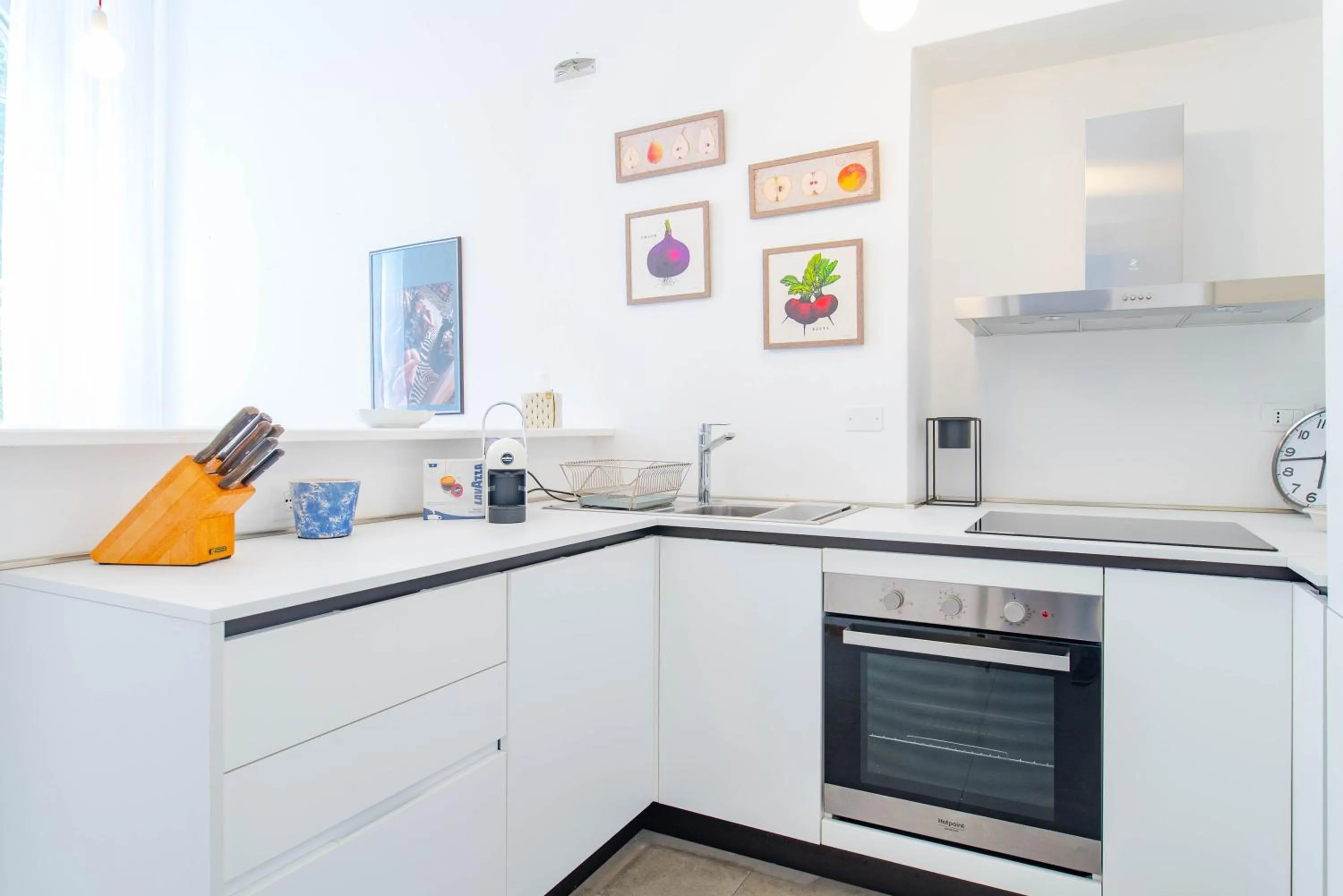 Kitchen or kitchenette in The Queen, AC, Parking by HAPPYHOSTORINO