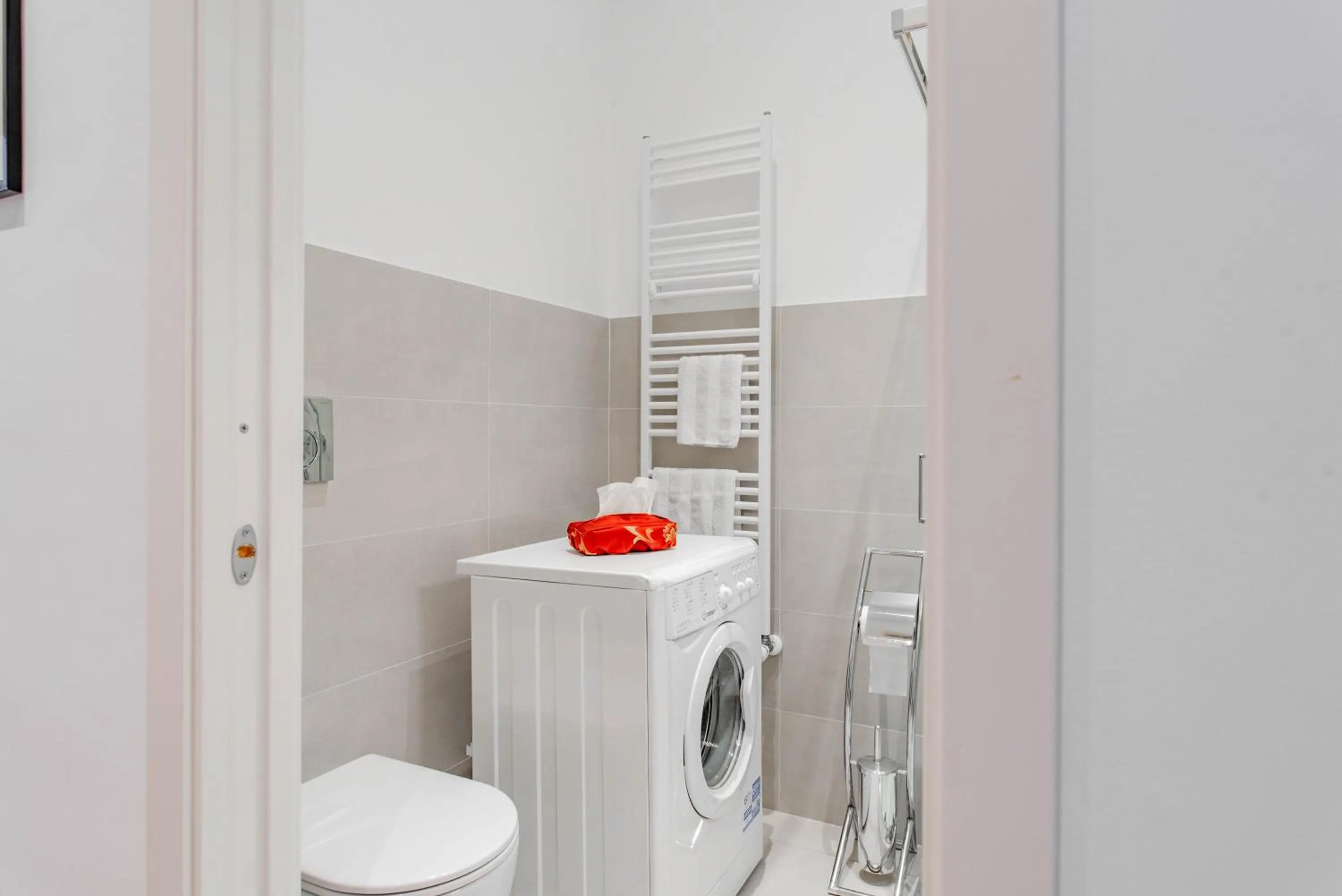 Bathroom in The Queen, AC, Parking by HAPPYHOSTORINO