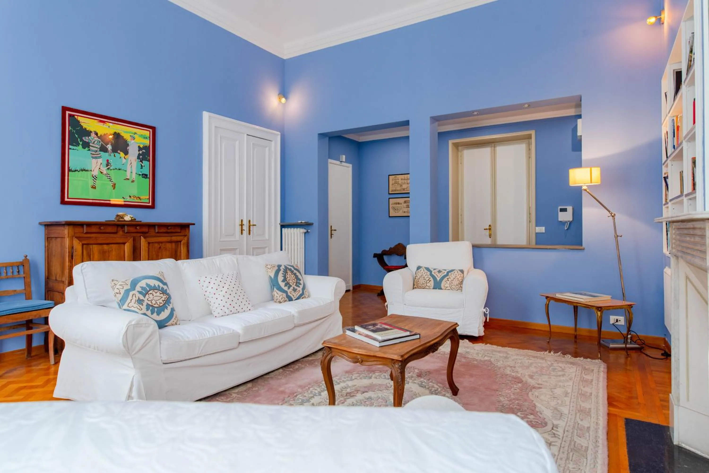 Living room, Bed in The Queen, AC, Parking by HAPPYHOSTORINO
